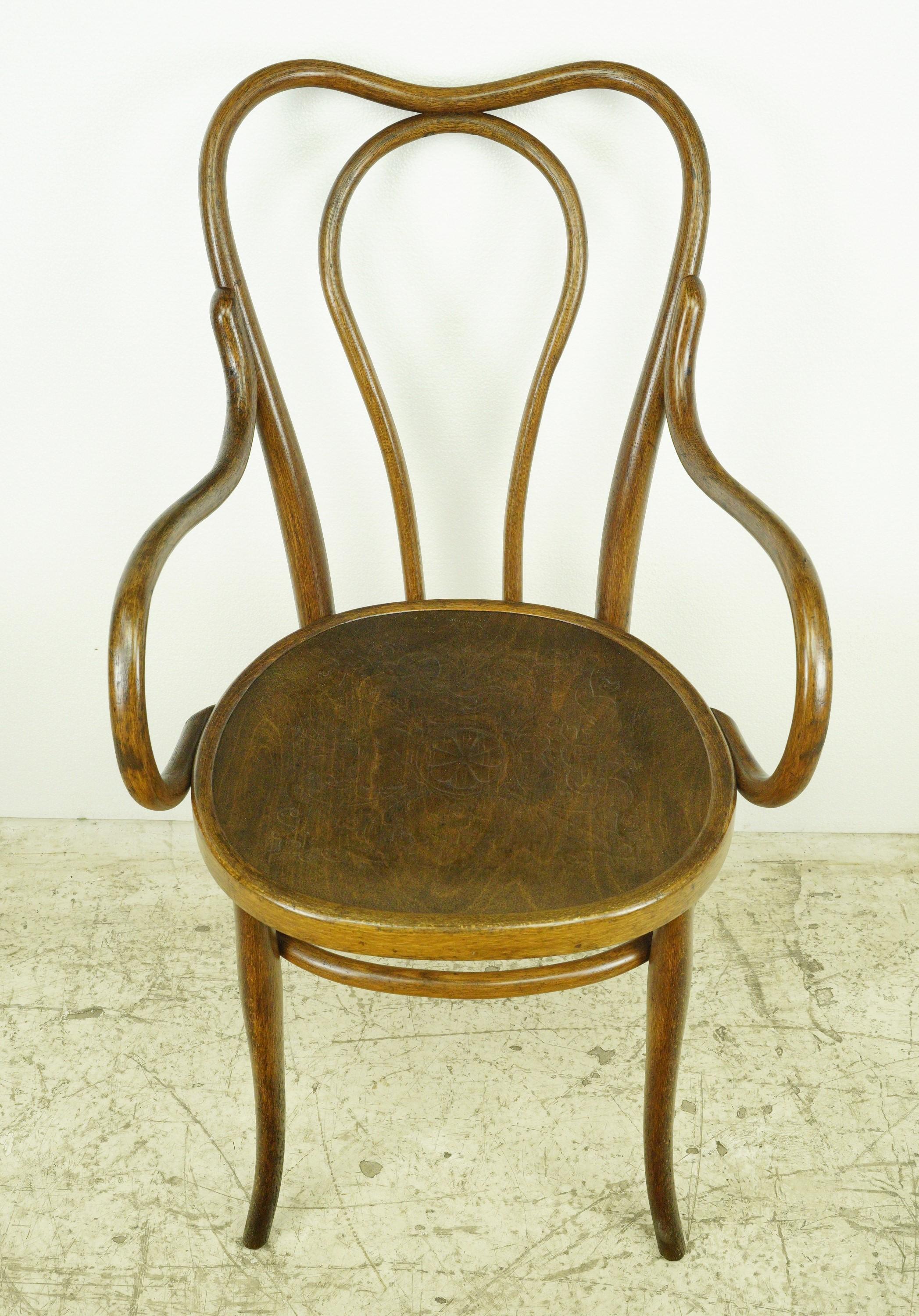 Lot de 6 chaises de bistrot anciennes en bois courbé Thonet avec motif en vente 7