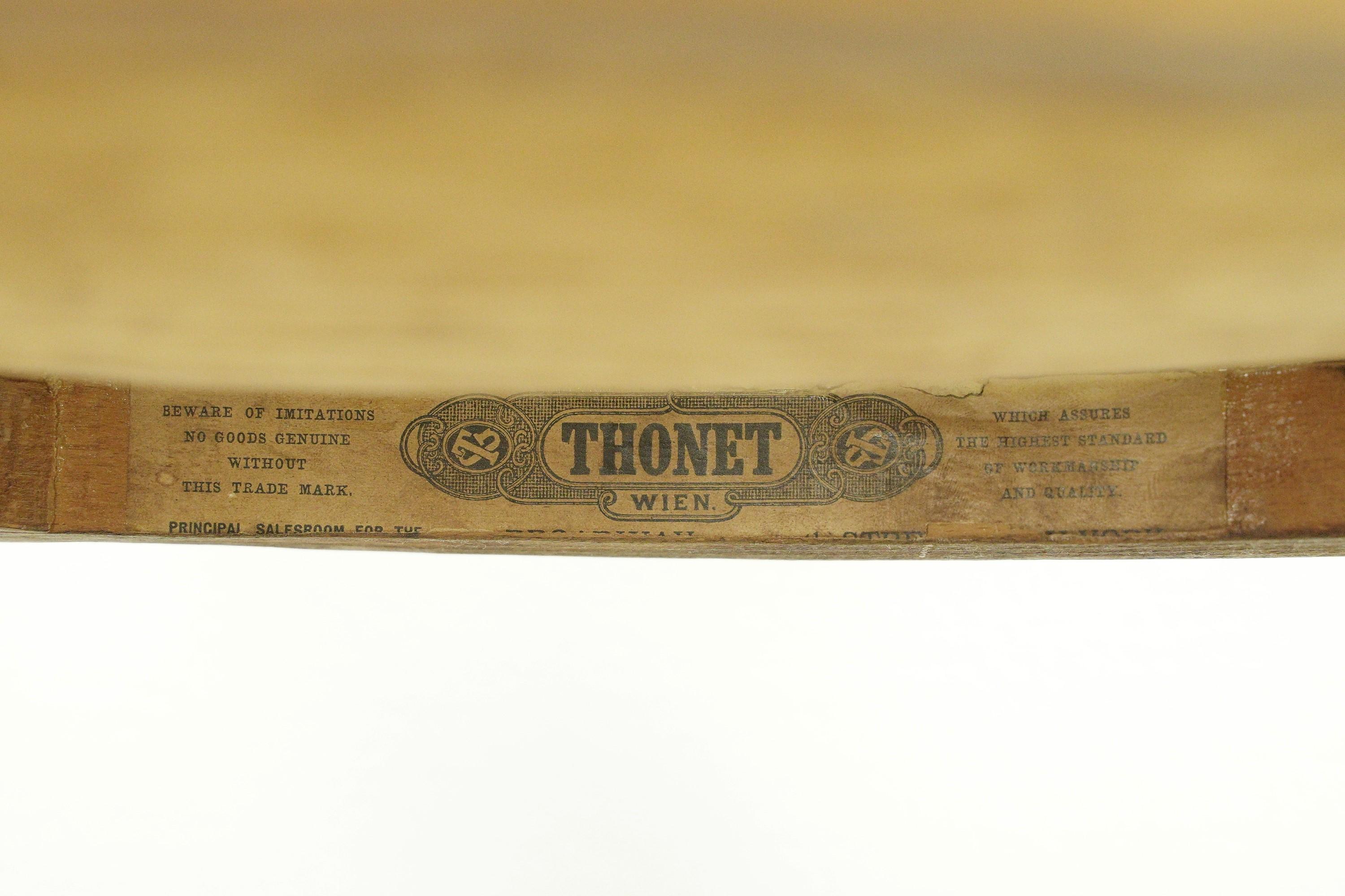 Satz von 6 antiken Bistrostühlen aus gebogenem Thonet-Holz mit Muster im Angebot 9