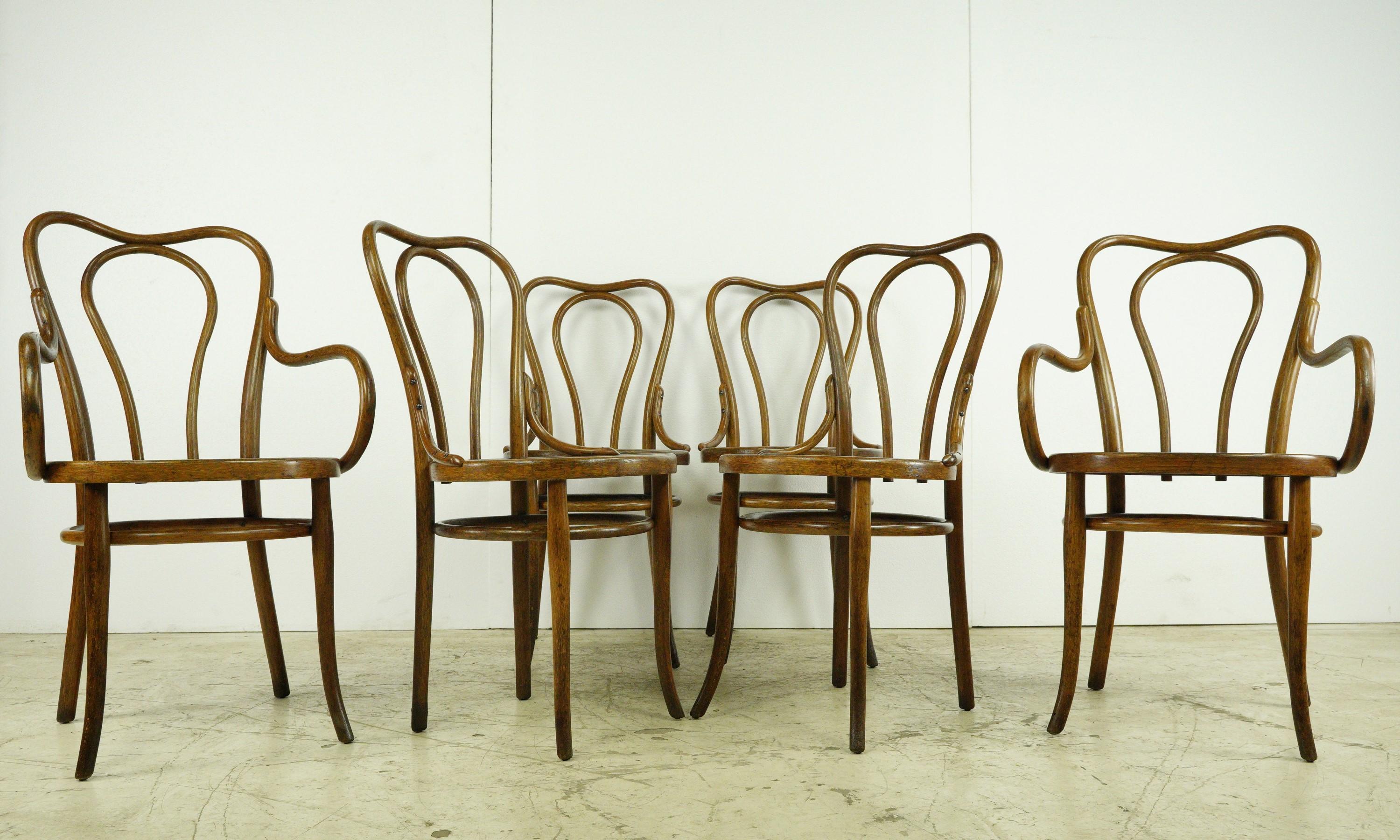 Vier dieser ikonischen Stühle haben ein klassisches Design, während die beiden Endstühle mit Armlehnen ausgestattet sind. Alle haben ein passendes erhabenes Muster. Bitte die Fotos heranziehen. Trotz ihres Alters ist das Set in gutem Zustand und