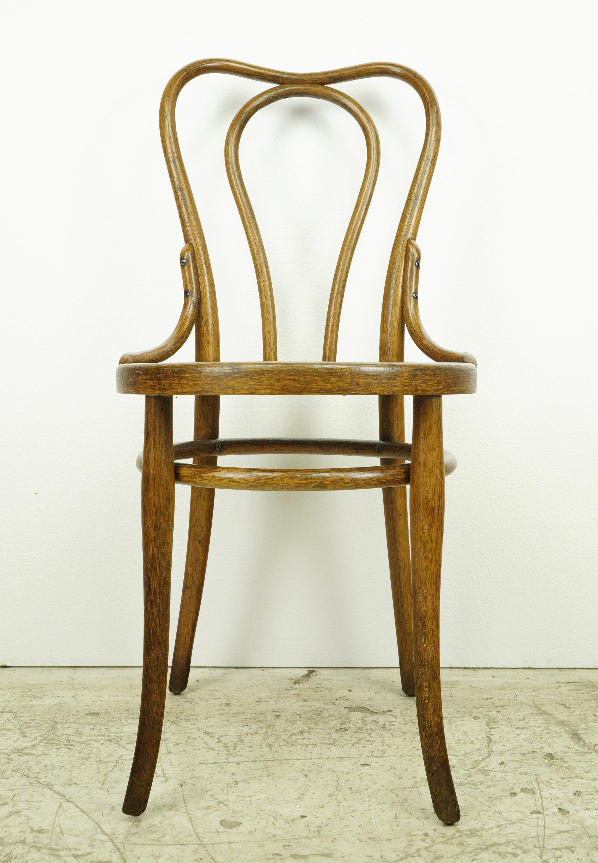 20ième siècle Lot de 6 chaises de bistrot anciennes en bois courbé Thonet avec motif en vente