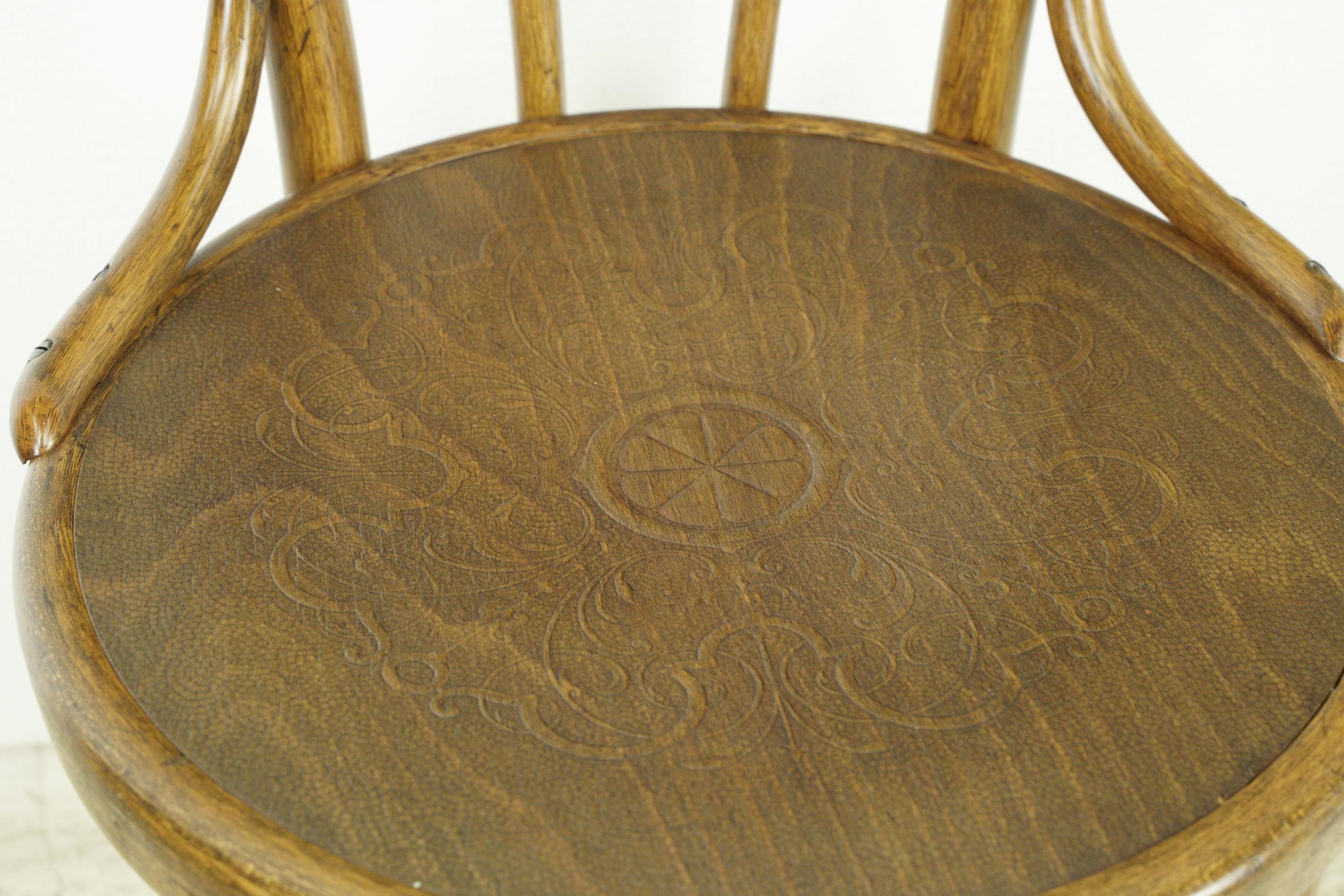 Lot de 6 chaises de bistrot anciennes en bois courbé Thonet avec motif en vente 1