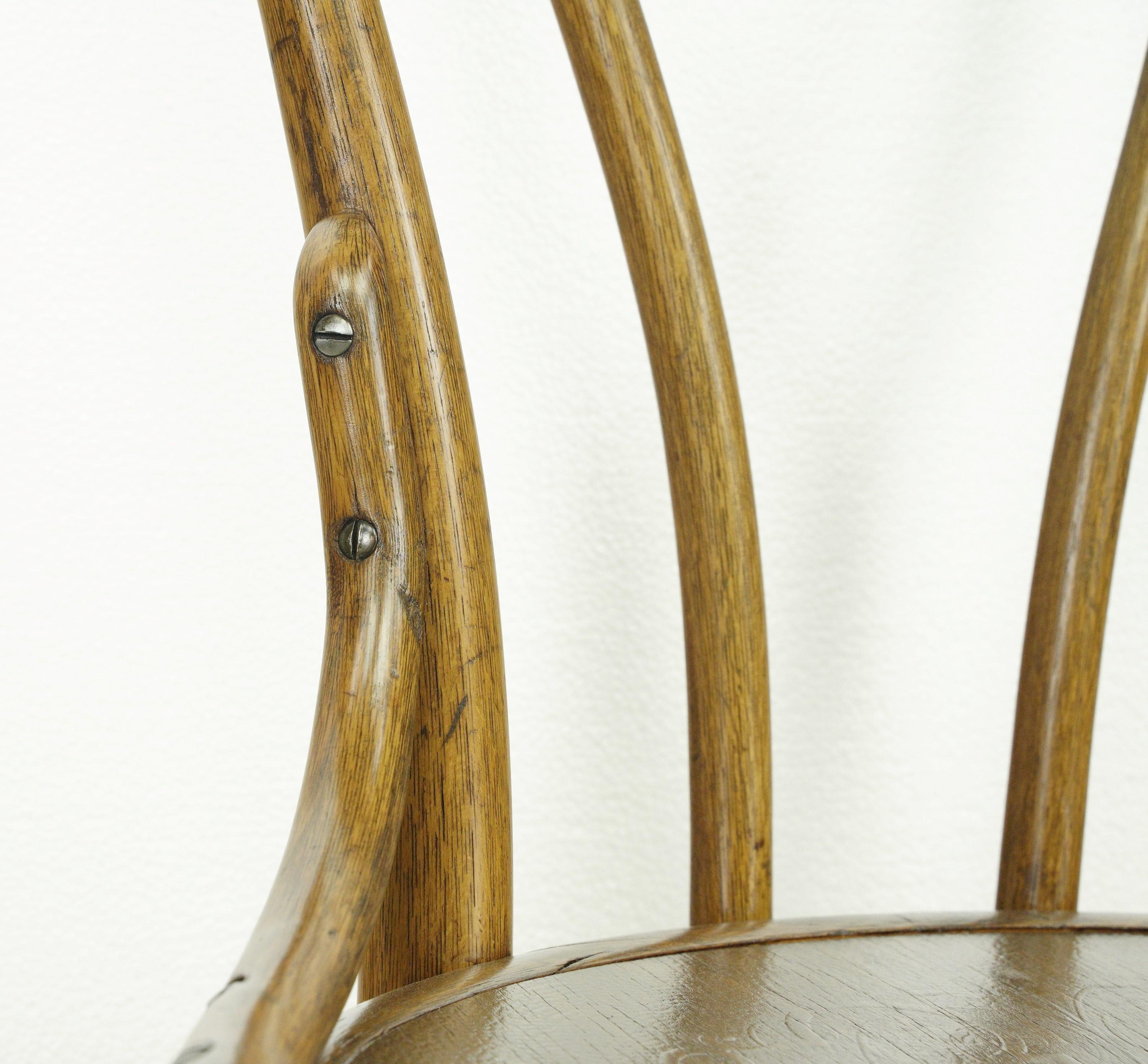 Lot de 6 chaises de bistrot anciennes en bois courbé Thonet avec motif en vente 2