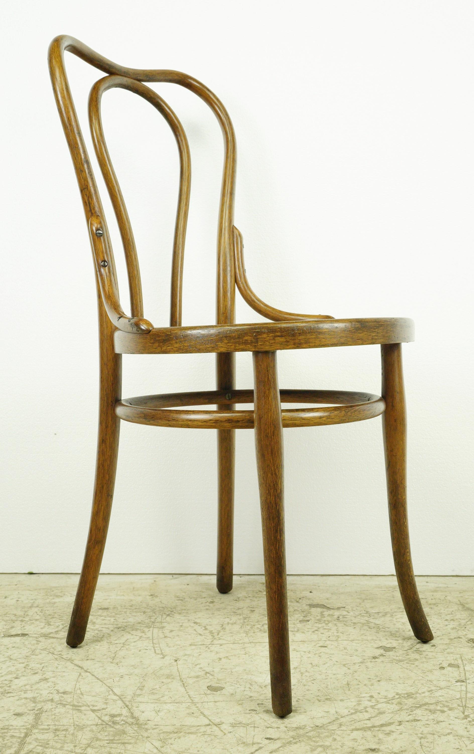 Lot de 6 chaises de bistrot anciennes en bois courbé Thonet avec motif en vente 3