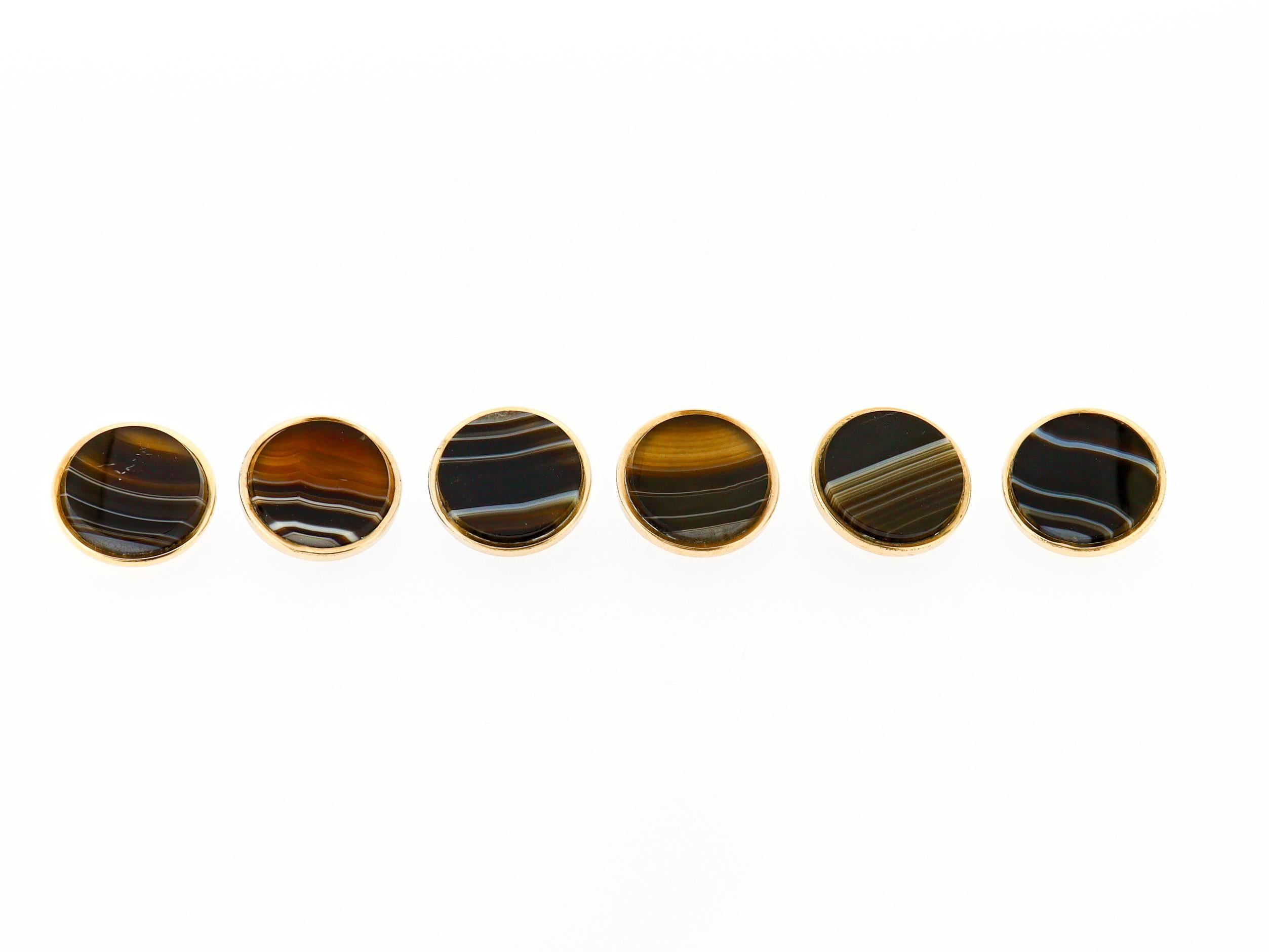 Un bel ensemble de 6 boutons anciens en métal doré et en agate baguée.

Comprend 6 boutons avec des cabochons d'agate au centre.

Chaque pièce est sertie d'une plaque d'or.

Chacun d'eux est muni d'une boucle au verso. 

Un ensemble de boutons