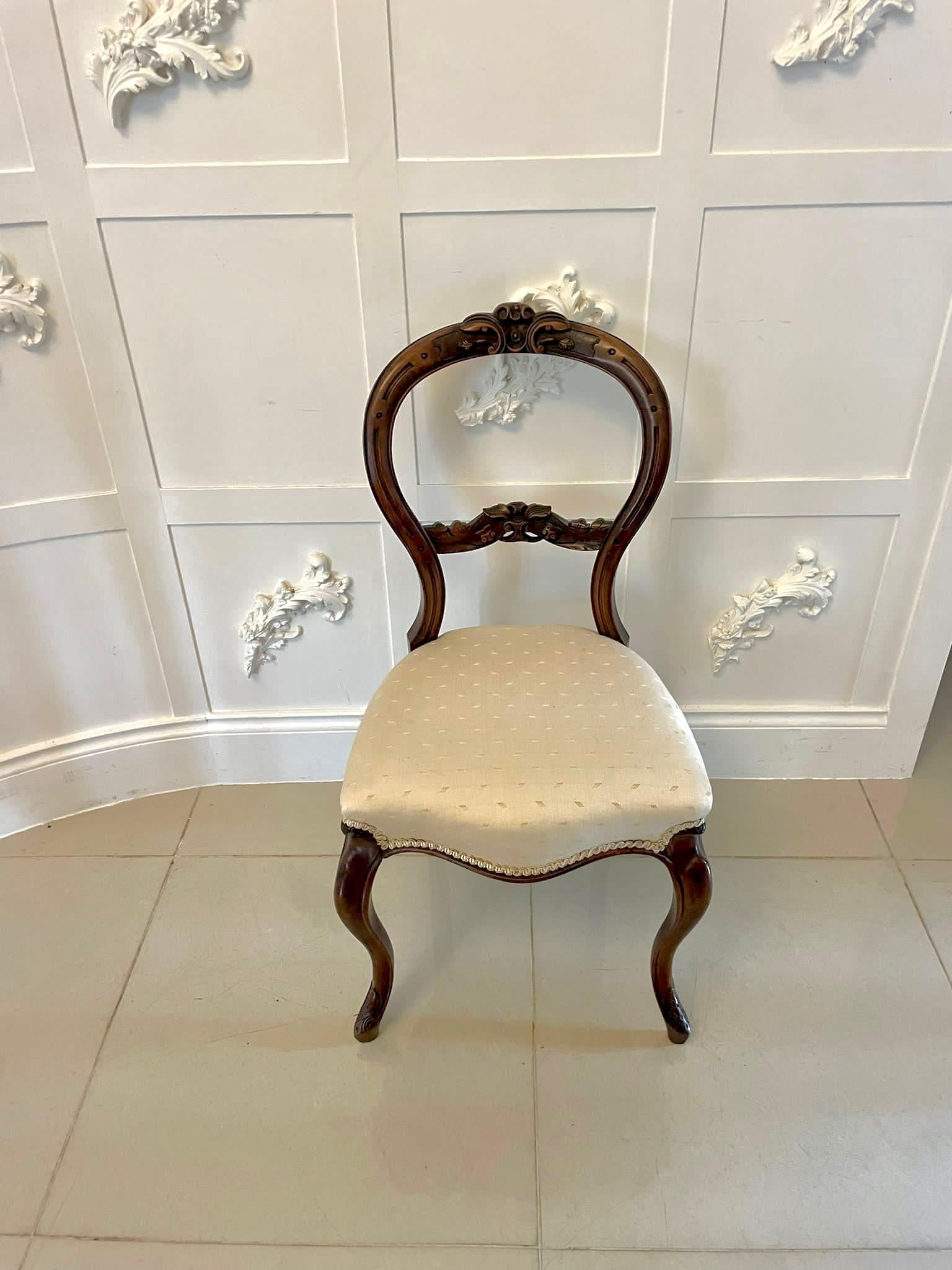 Ensemble de 6 chaises de salle à manger anciennes en noyer sculpté de qualité victorienne  en vente 4