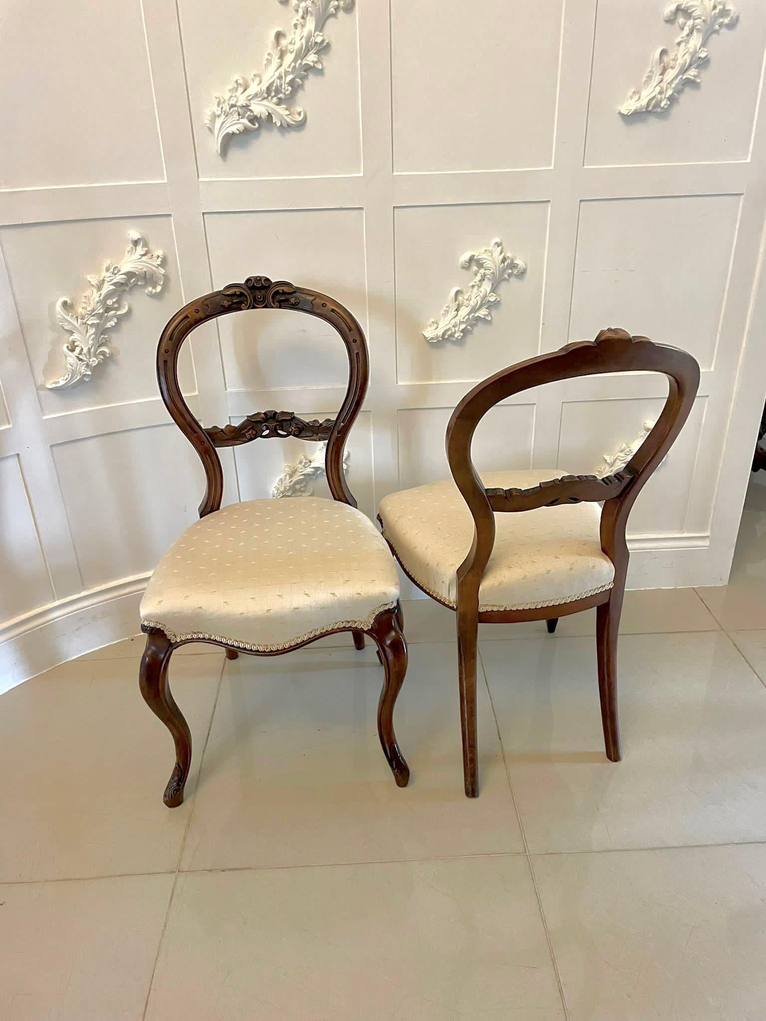 Victorien Ensemble de 6 chaises de salle à manger anciennes en noyer sculpté de qualité victorienne  en vente