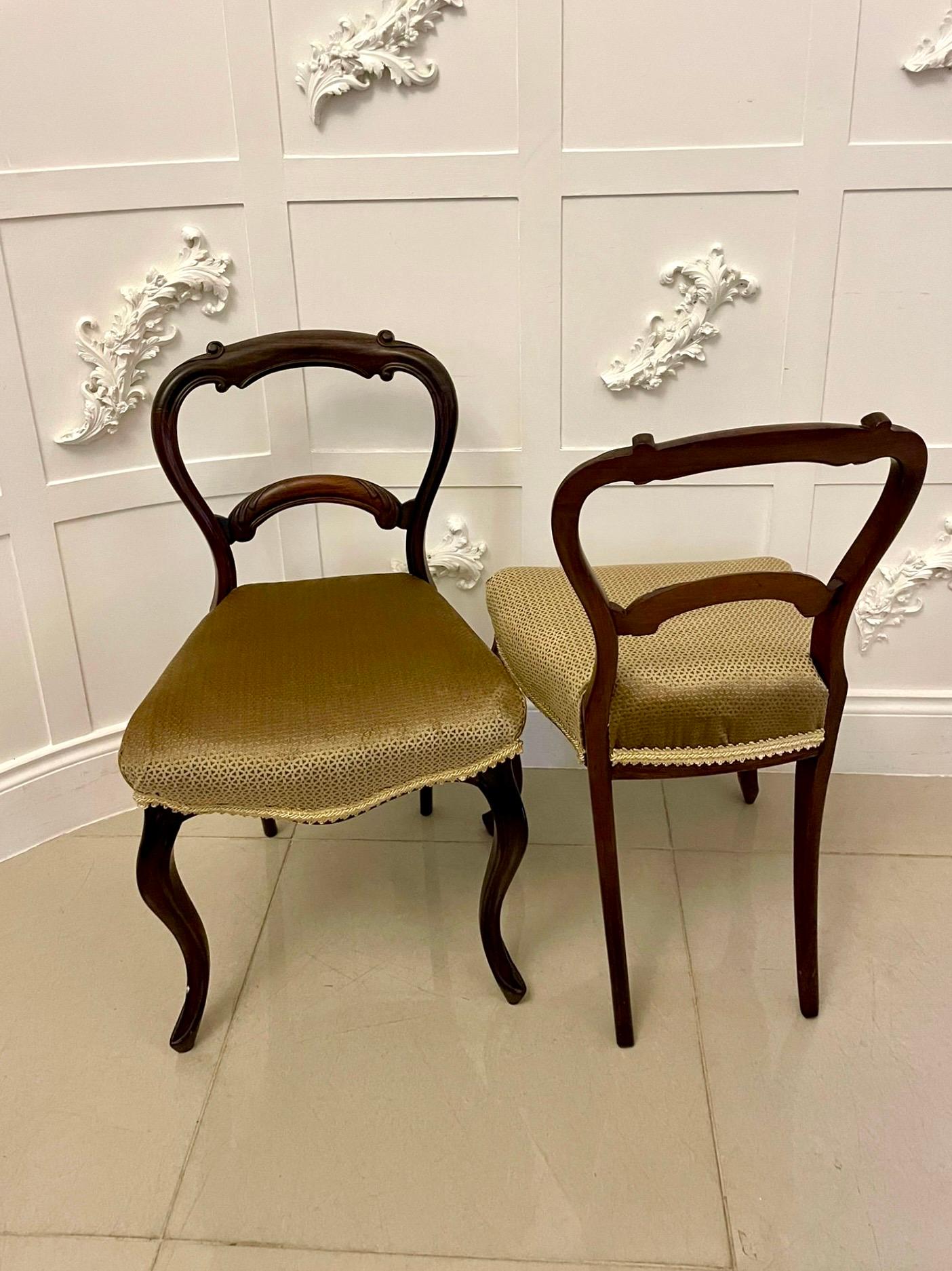 Set of 6 antique Victorian quality rosewood dining chairs having a quality rosewood shaped top rail with carved scrolls, carved splat to the centre, newly reupholstered seats in a quality gold coloured fabric standing on shaped carved cabriole legs