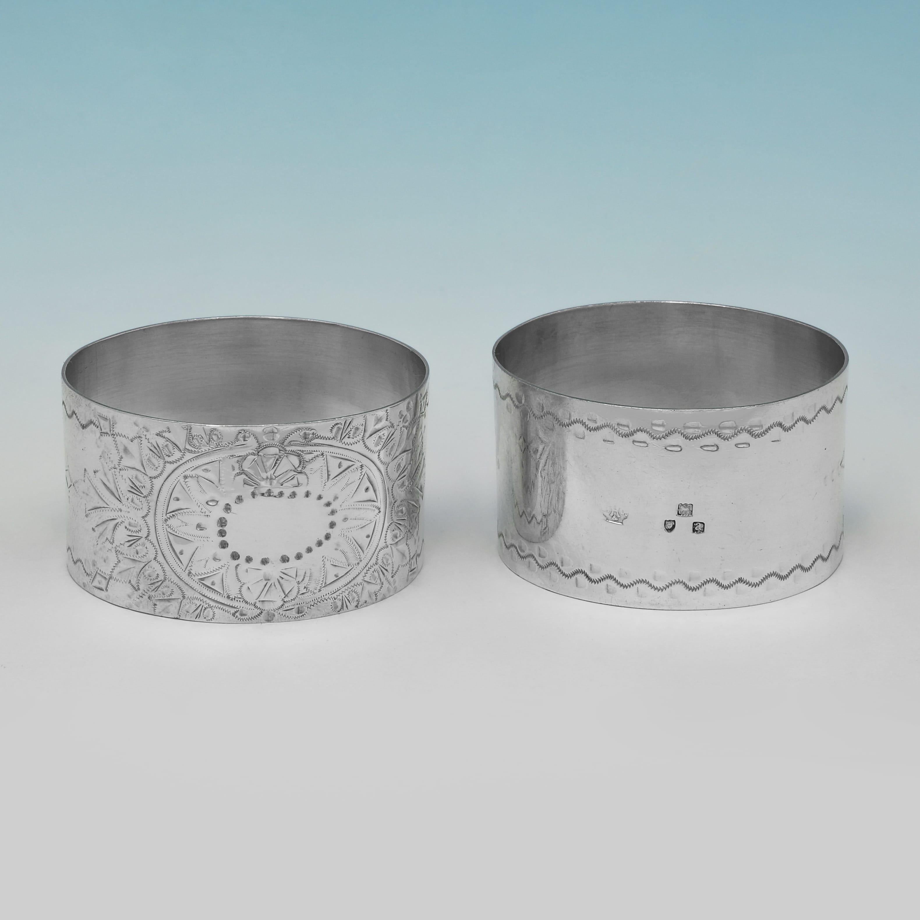 Questo attraente set di 6 antichi portatovaglioli in argento vittoriano, marchiato a Londra nel 1896 da William Hutton & Sons Ltd., ha una forma ovale e presenta decorazioni incise su tutta la superficie. Ogni portatovagliolo misura 1