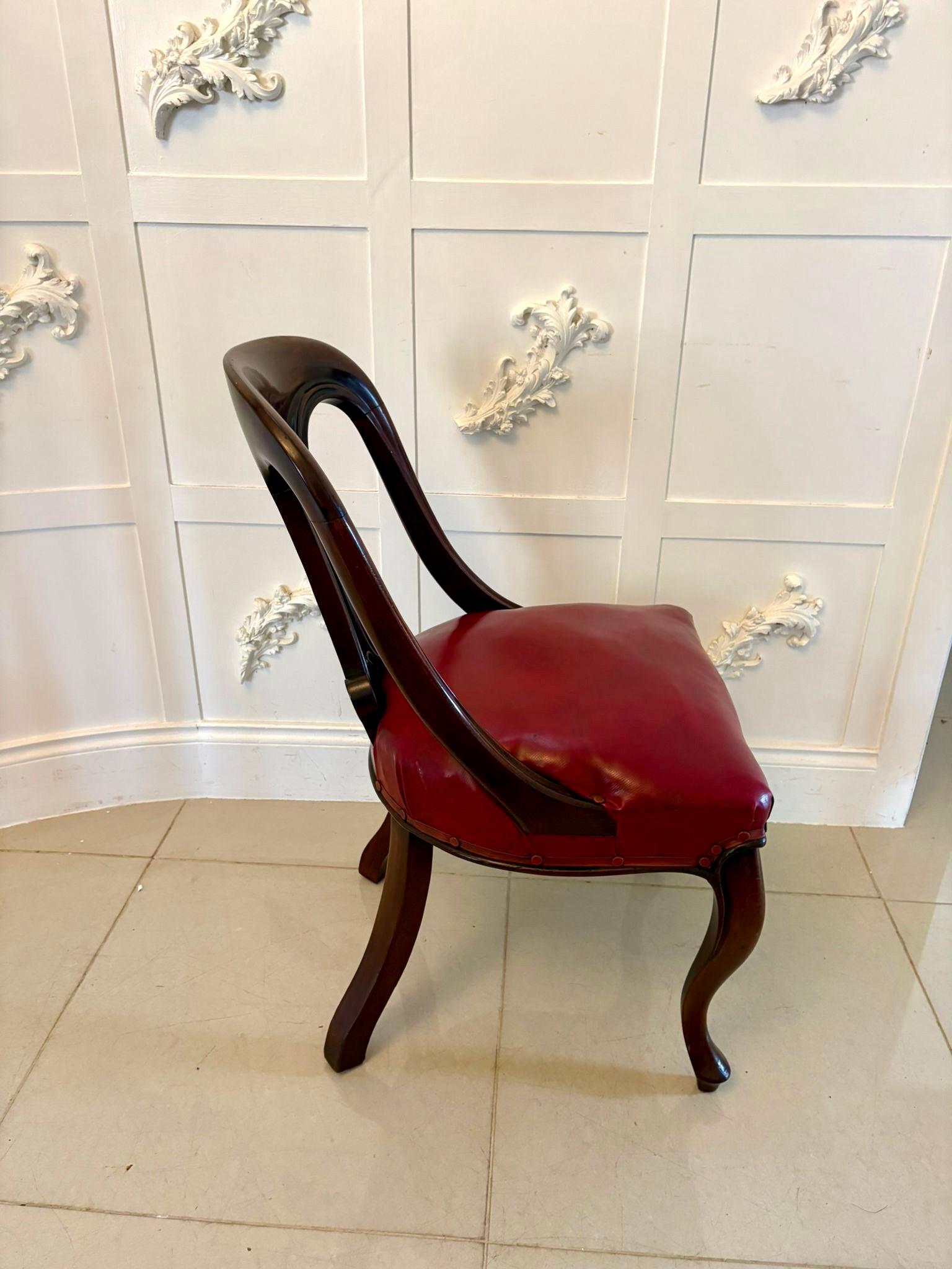 Sculpté Ensemble de 6 chaises de bibliothèque ou de salle à manger en acajou sculpté, de style victorien ancien, d'une qualité exceptionnelle en vente