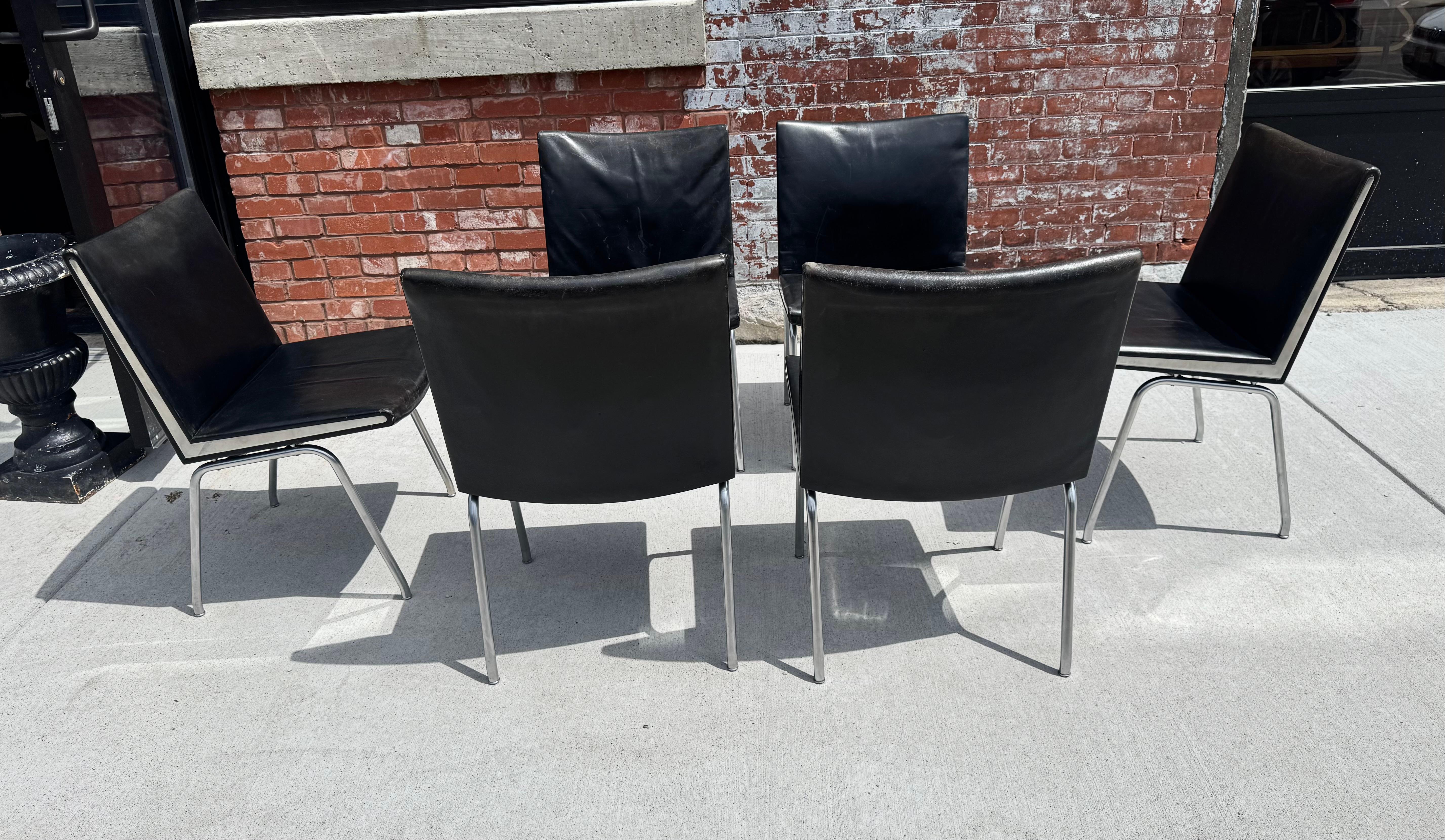 Satz von 6 AP 40 Stühlen Hans Wegner für AP Stolen, Dänemark, 1950er Jahre. Schwarzes Leder im Angebot 4