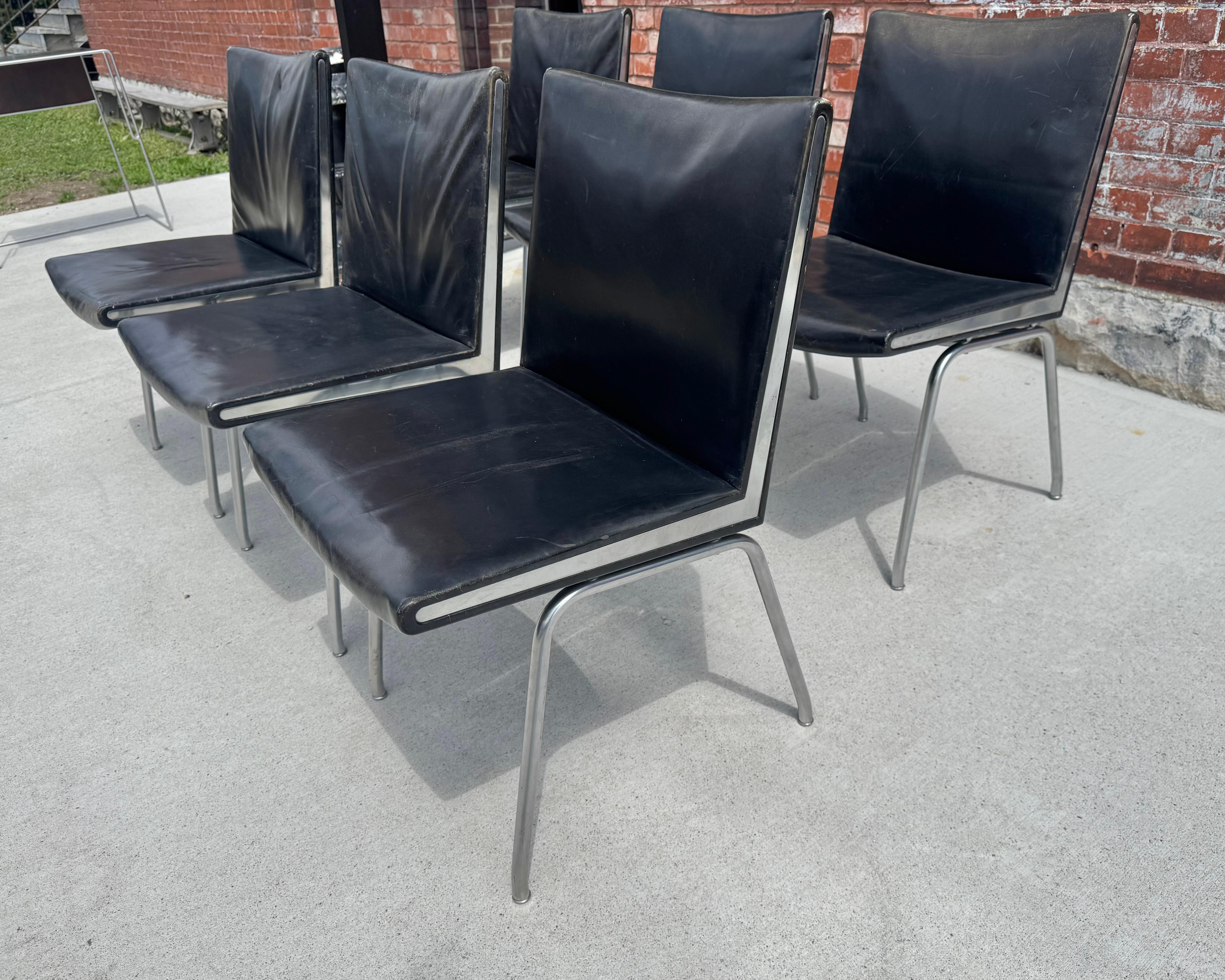 Satz von 6 AP 40 Stühlen Hans Wegner für AP Stolen, Dänemark, 1950er Jahre. Schwarzes Leder im Angebot 5