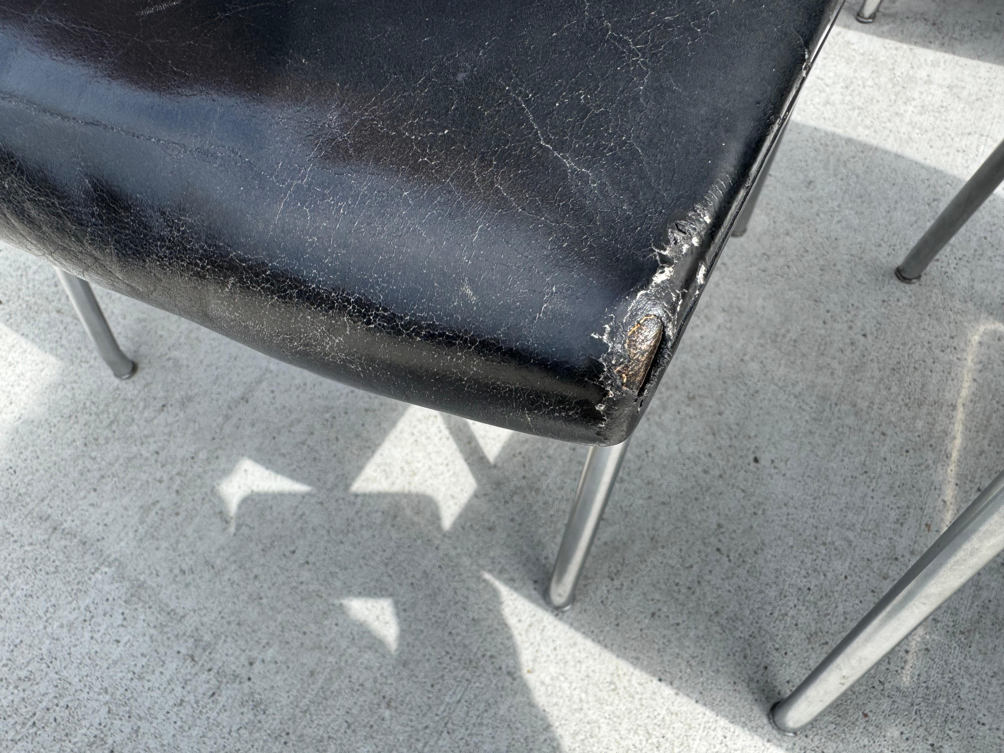 Satz von 6 AP 40 Stühlen Hans Wegner für AP Stolen, Dänemark, 1950er Jahre. Schwarzes Leder im Angebot 6