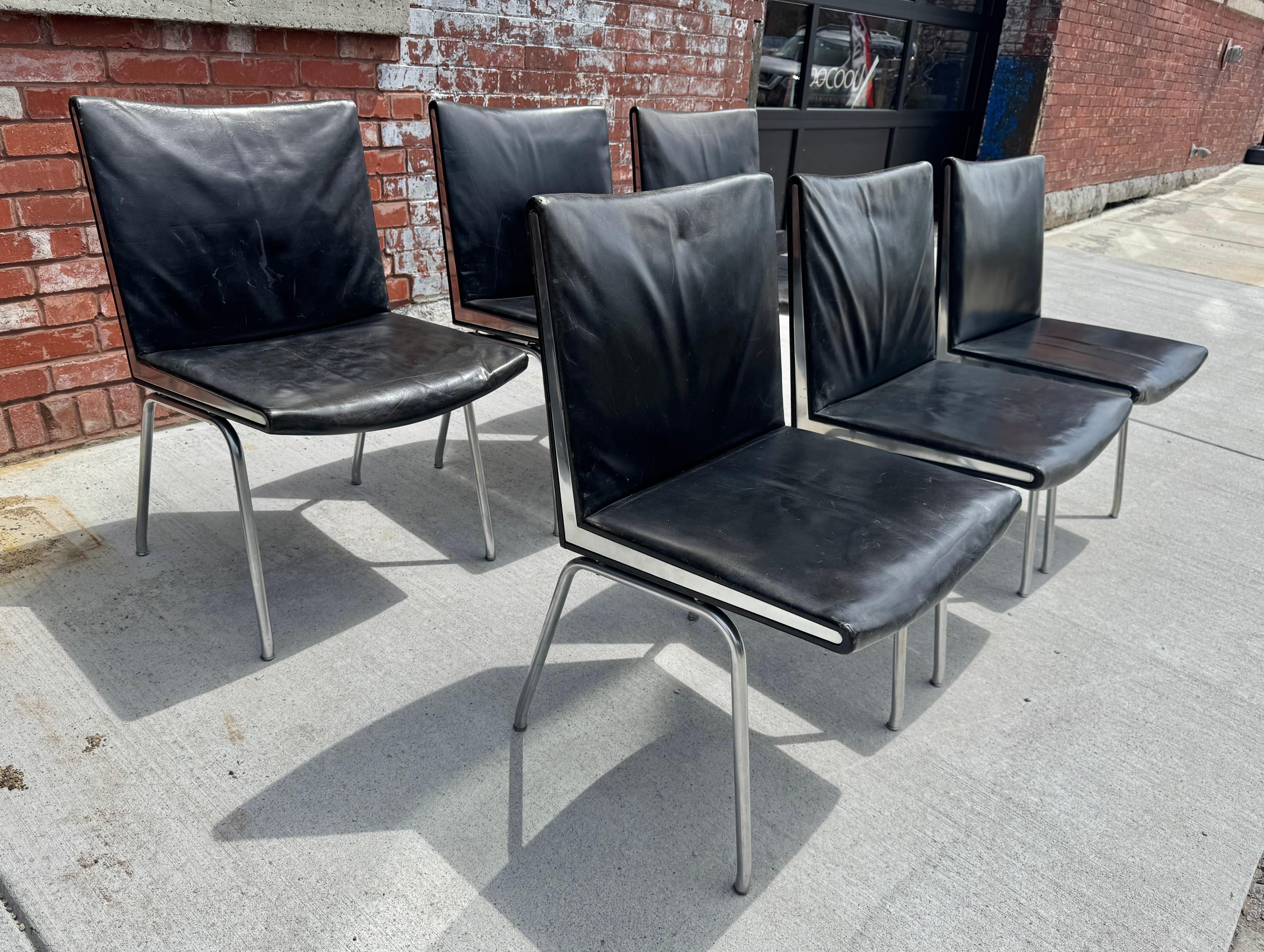 Satz von 6 AP 40 Stühlen Hans Wegner für AP Stolen, Dänemark, 1950er Jahre. Schwarzes Leder im Angebot 7