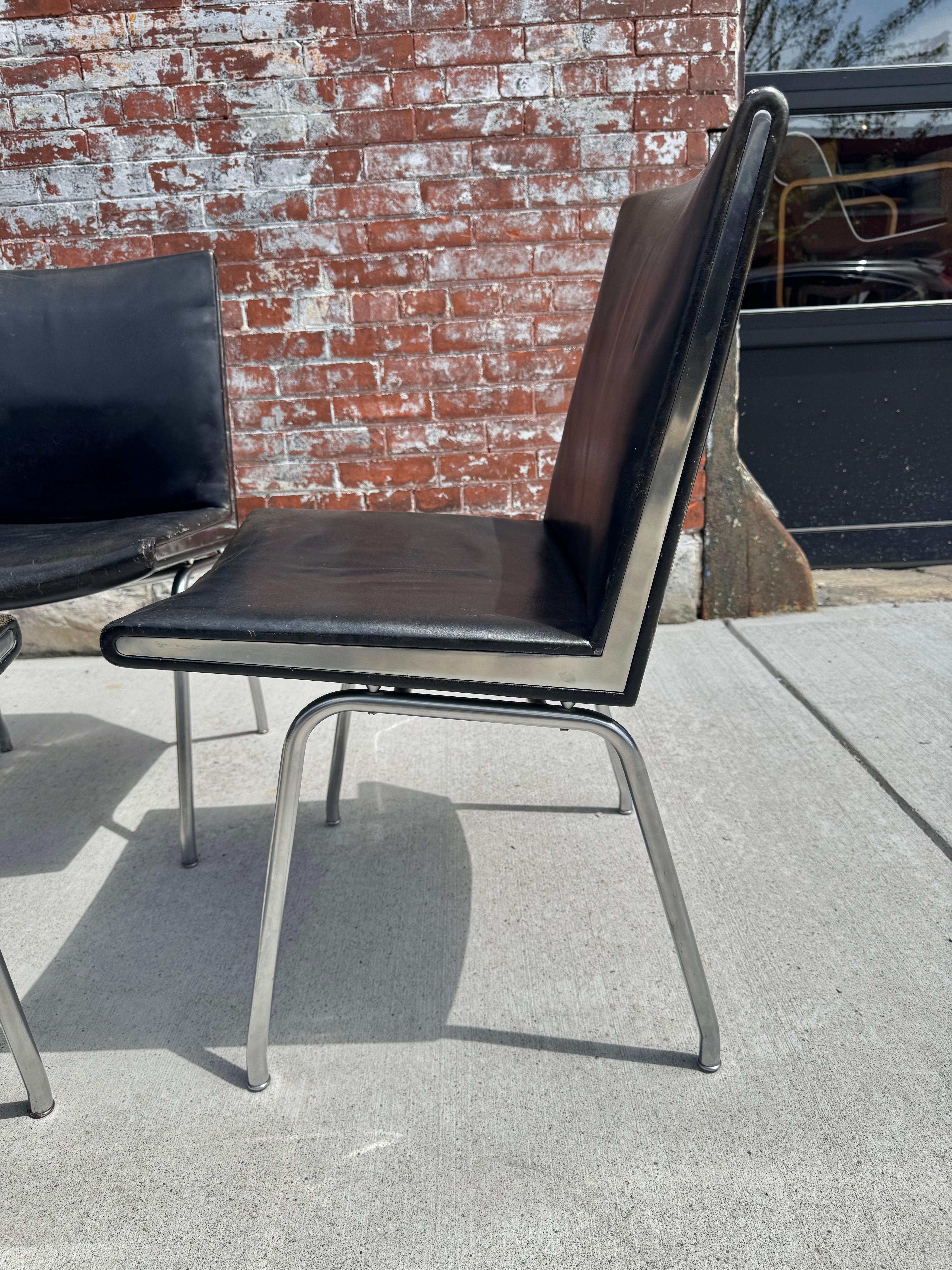 Frühe Produktion !! Möglicherweise 1. Jahr C.C. 1959. Der Airport-Stuhl, Modell AP40, ist ein Entwurf aus dem Jahr 1959 von Hans J. Wegner für den Flughafen Kastrup in Kopenhagen. Es wurde von der Firma AP Stolen produziert. Behalten Sie die frühen