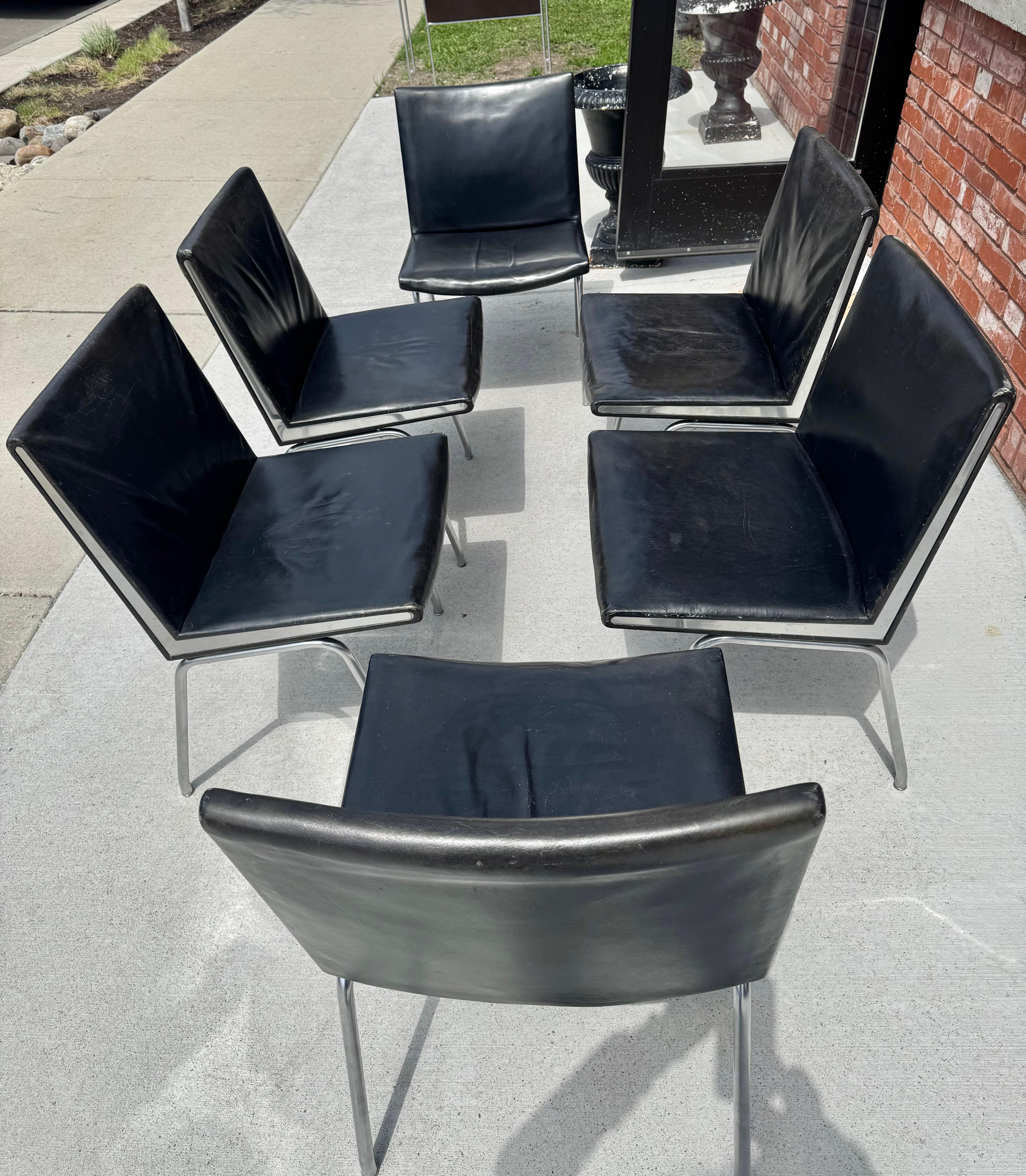 Satz von 6 AP 40 Stühlen Hans Wegner für AP Stolen, Dänemark, 1950er Jahre. Schwarzes Leder im Zustand „Gut“ im Angebot in Buffalo, NY