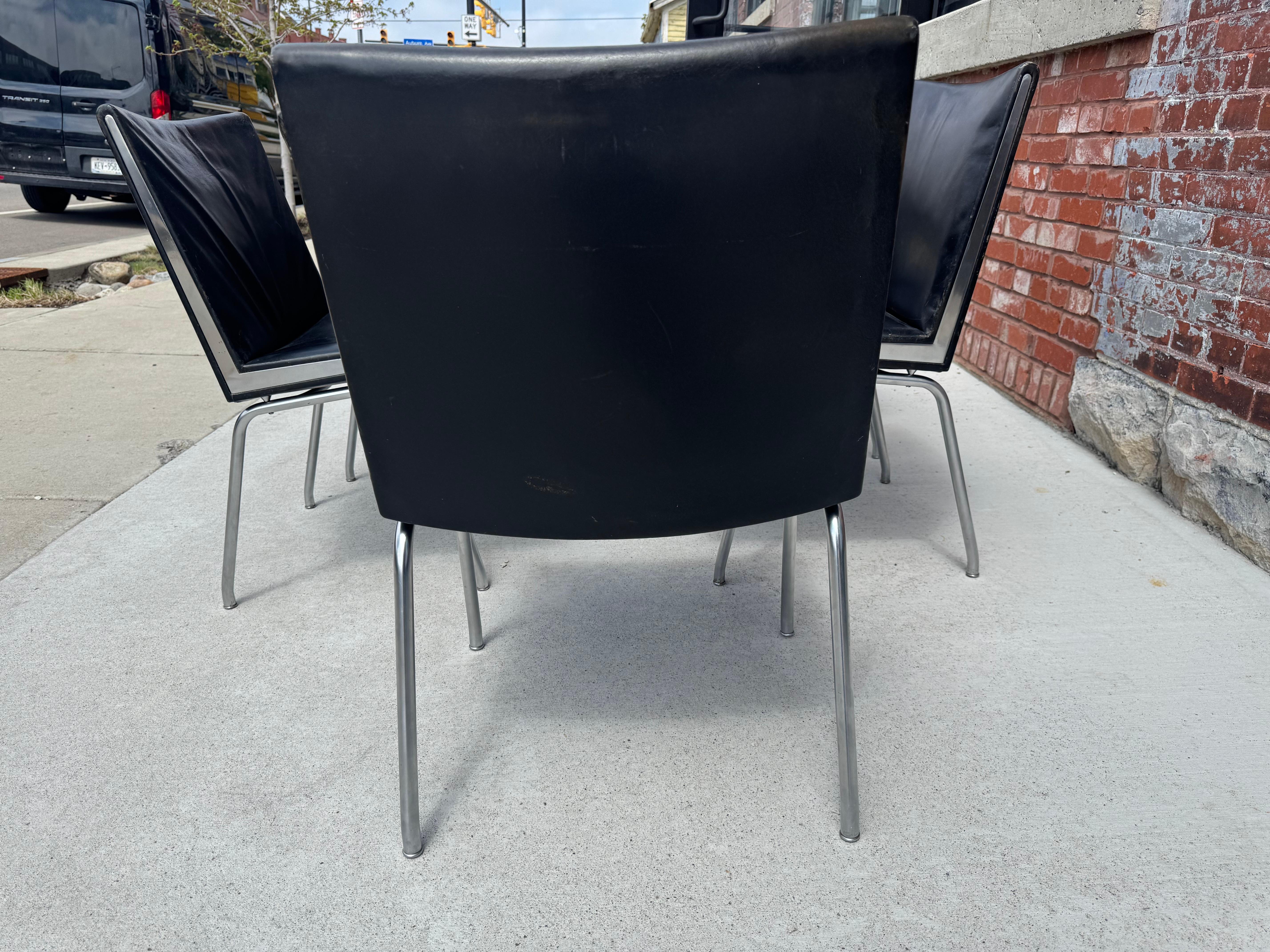 Satz von 6 AP 40 Stühlen Hans Wegner für AP Stolen, Dänemark, 1950er Jahre. Schwarzes Leder (Mitte des 20. Jahrhunderts) im Angebot