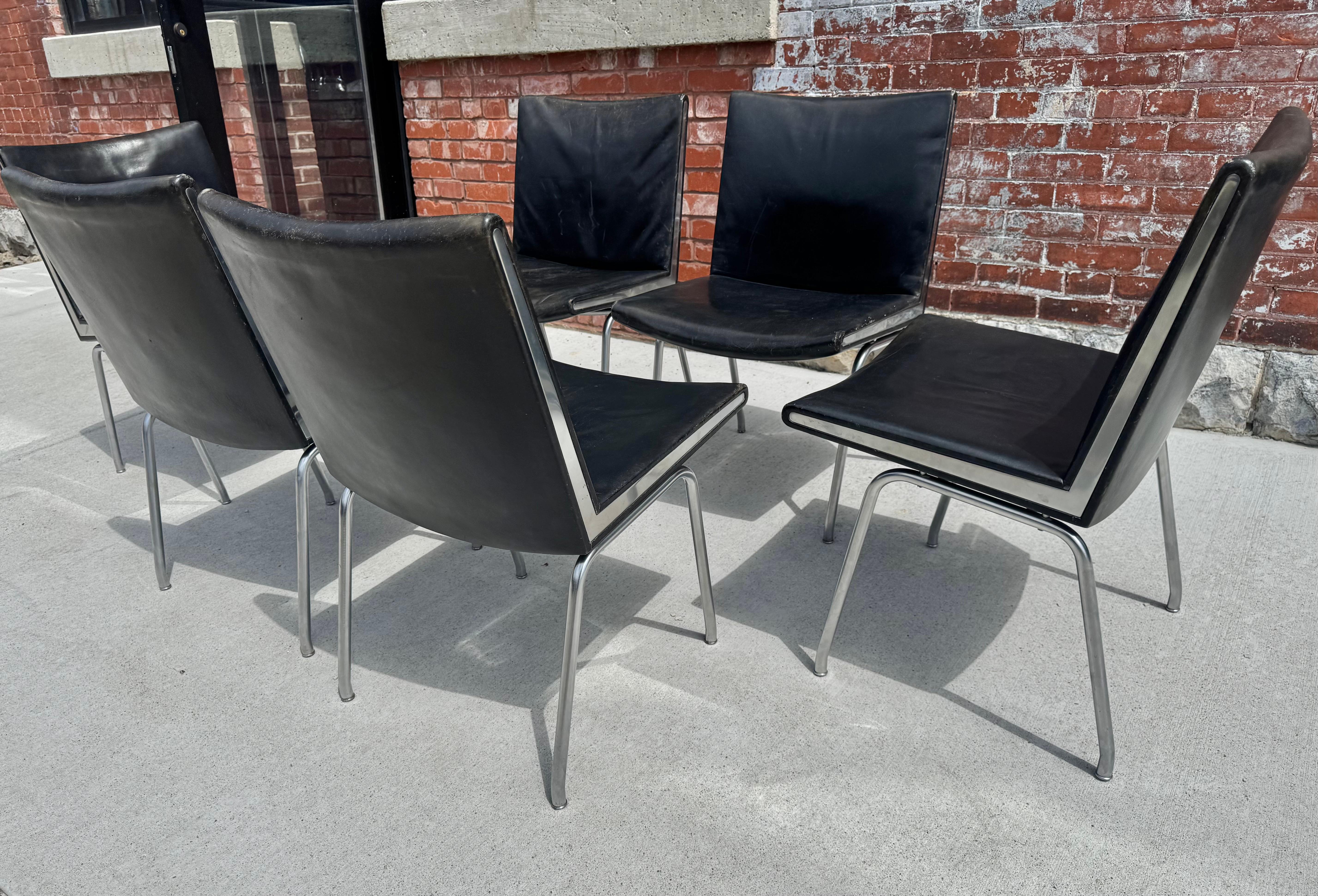 Satz von 6 AP 40 Stühlen Hans Wegner für AP Stolen, Dänemark, 1950er Jahre. Schwarzes Leder (Edelstahl) im Angebot