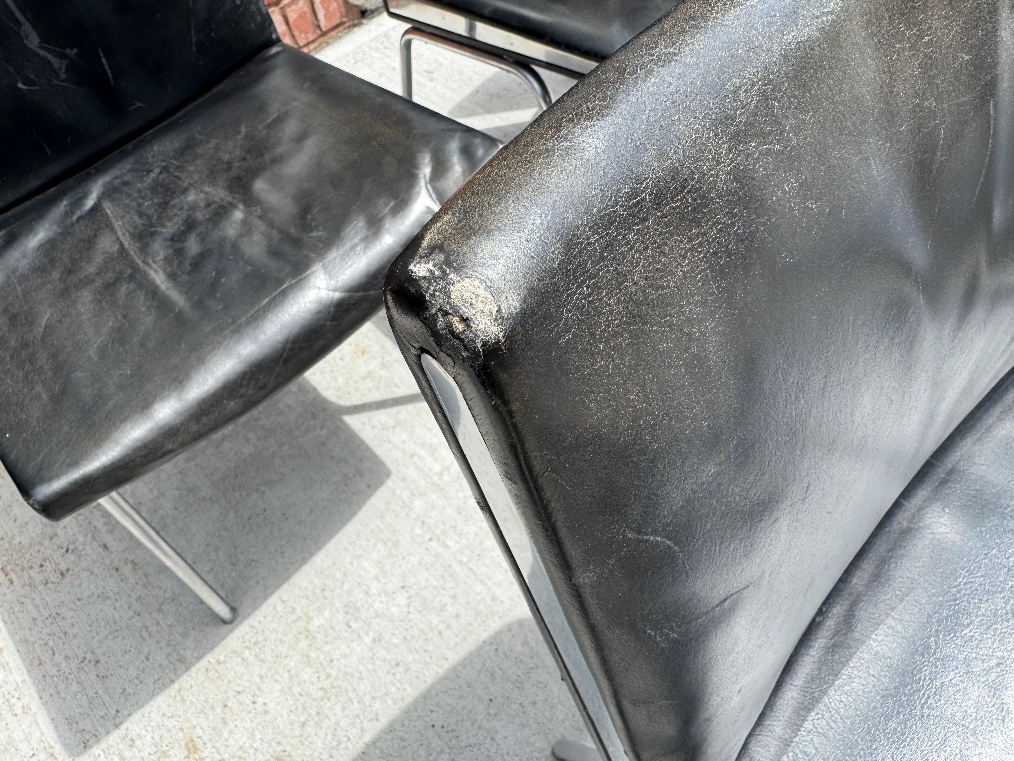 Satz von 6 AP 40 Stühlen Hans Wegner für AP Stolen, Dänemark, 1950er Jahre. Schwarzes Leder im Angebot 3