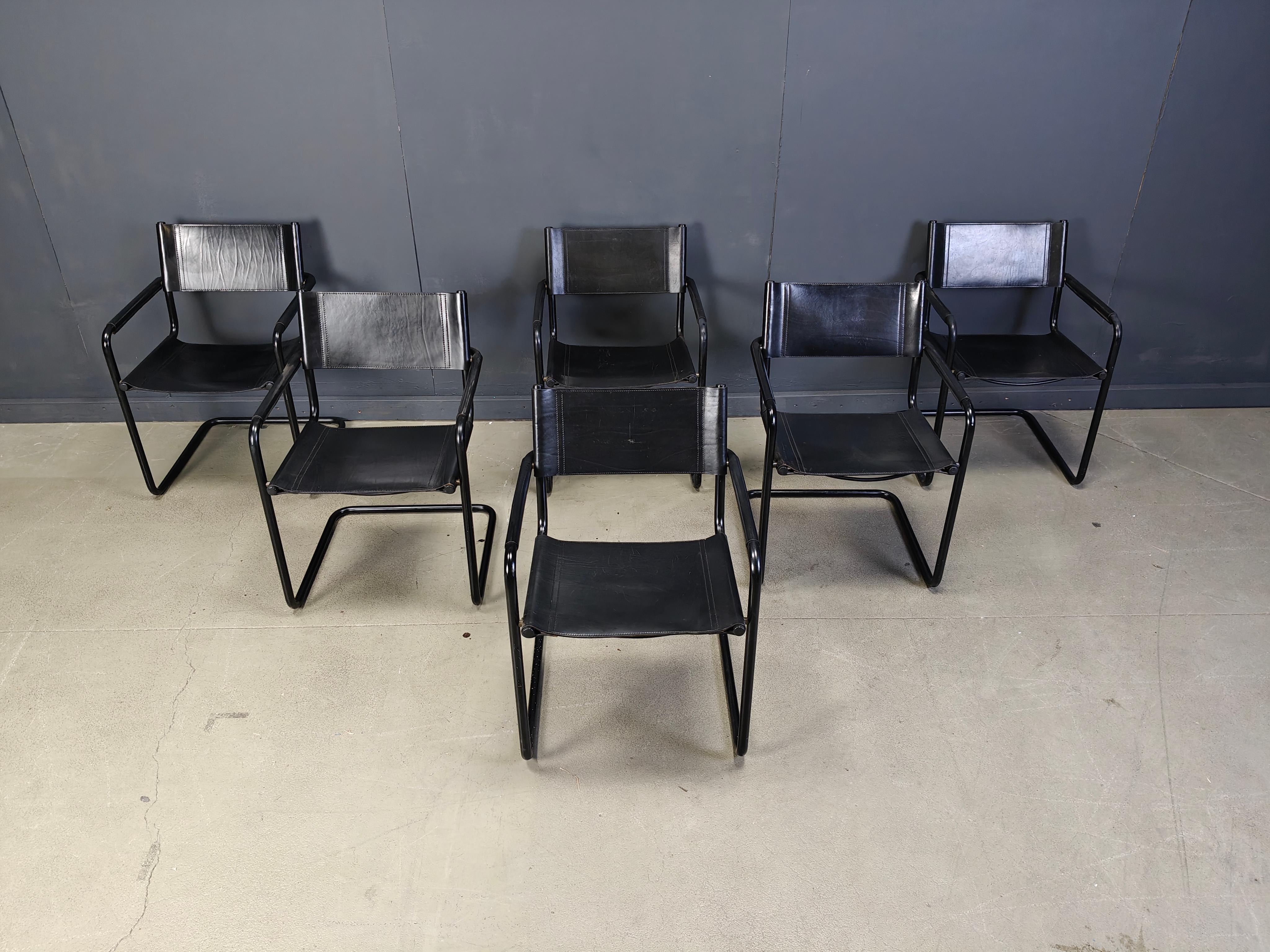 Vintage  Sillas o sillones de comedor voladizos diseñados por Mart Stam en la década de 1930.

Se trata de ediciones de los años 80 producidas Linea Veam

Vienen con cuero negro grueso y resistente montado sobre un armazón de metal tubular