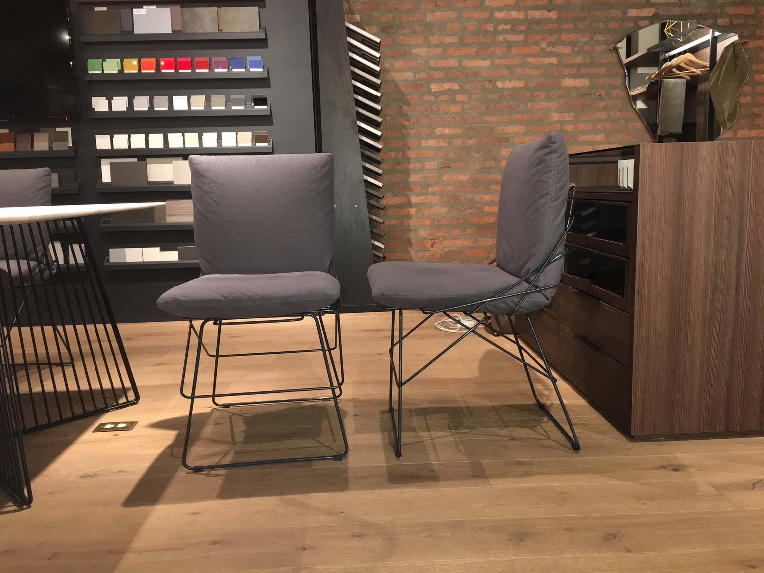 Cette chaise Sof Sof a des lignes harmonieuses qui transmettent l'élégance essentielle du design d'Enzo Mari. Fabriqué par Driade en 1972 et refait en 2015, Sof Sof est une icône intemporelle. La structure est presque une sculpture, composée de neuf