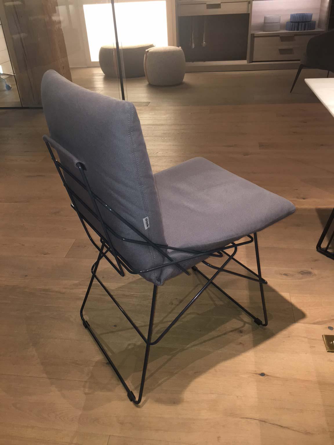 Moderne Ensemble de 6 chaises de salle à manger sans accoudoirs en tissu gris avec structure à tige en acier gris par Driade en vente