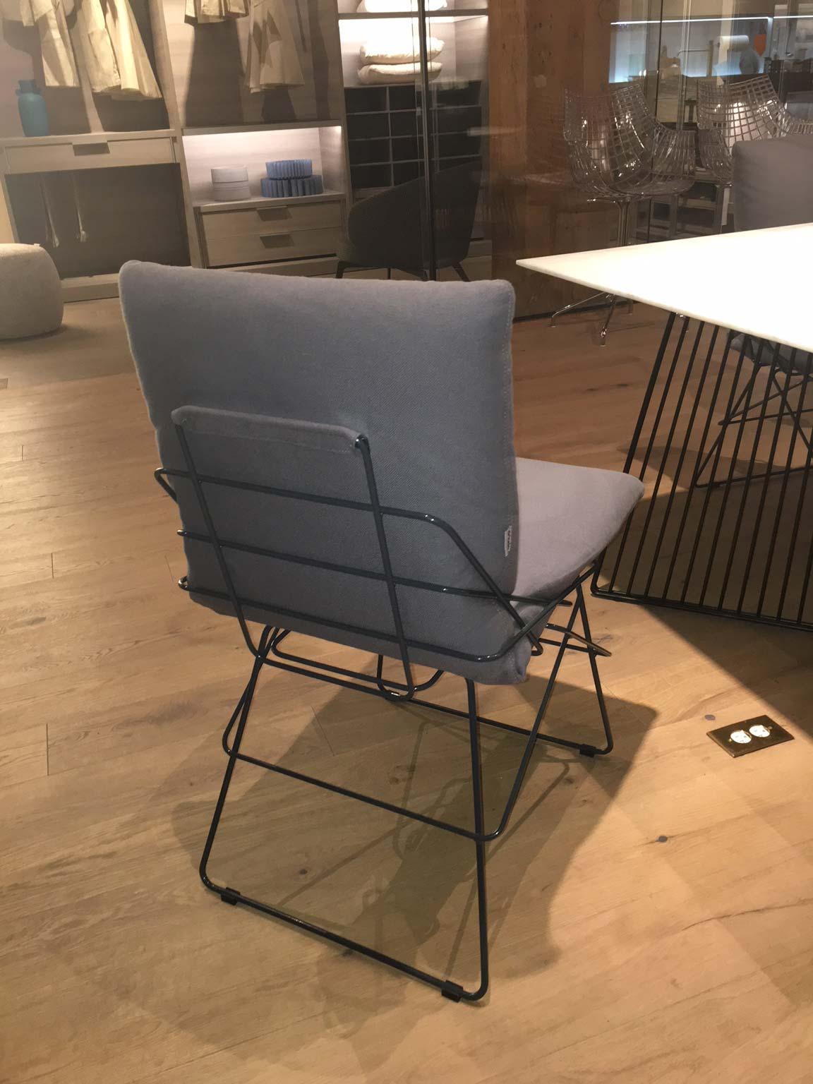 italien Ensemble de 6 chaises de salle à manger sans accoudoirs en tissu gris avec structure à tige en acier gris par Driade en vente