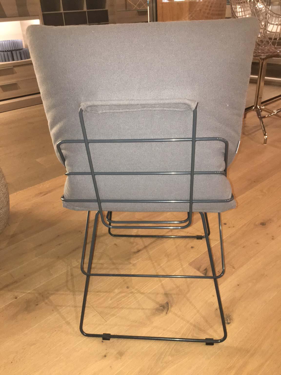Ensemble de 6 chaises de salle à manger sans accoudoirs en tissu gris avec structure à tige en acier gris par Driade Bon état - En vente à Chicago, IL