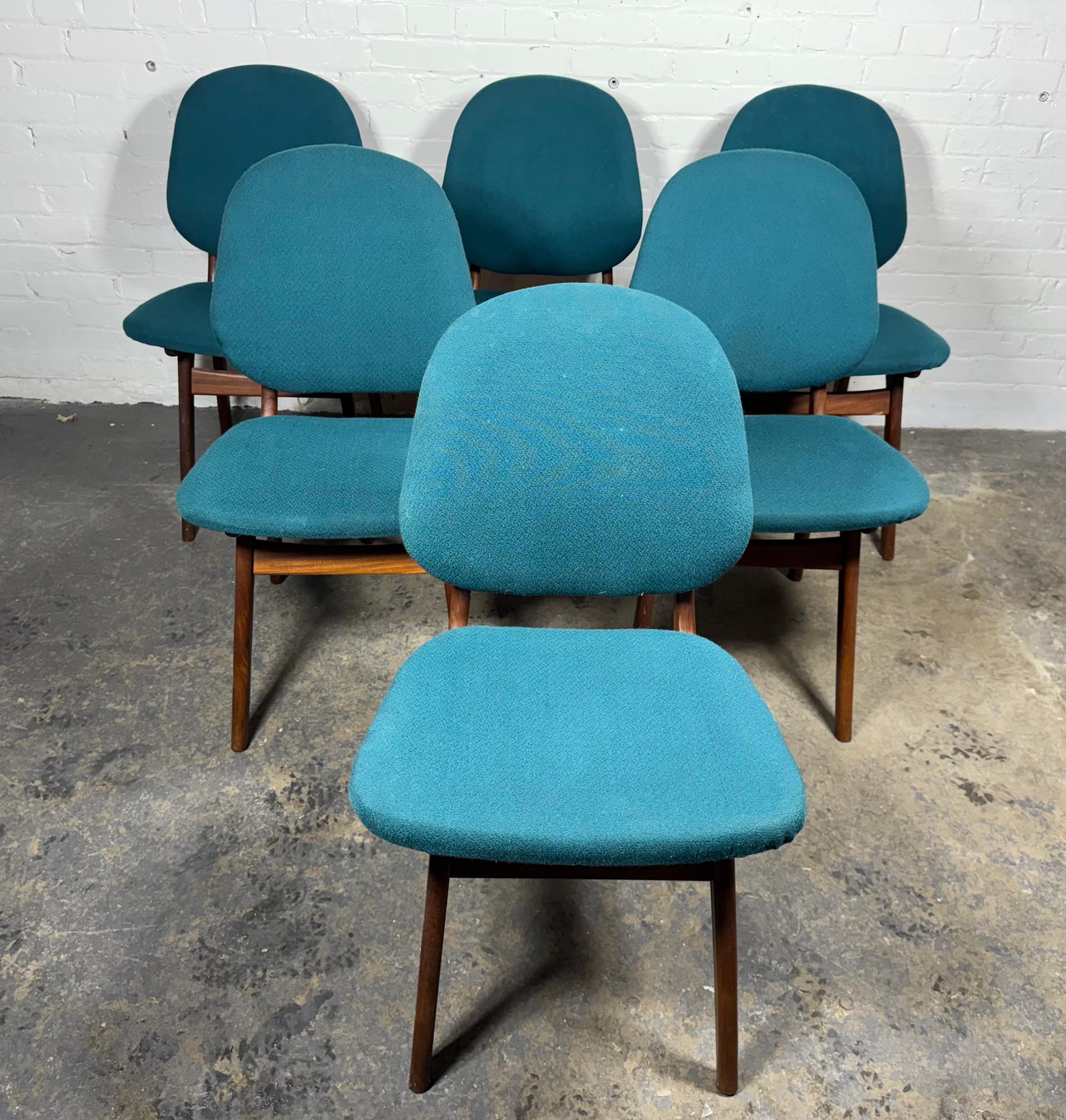 Set di sei sedie da pranzo classiche della metà del secolo scorso disegnate da Arne Hovmand-Olsen, Model 75, 1955 circa, Danimarca. Le sedie sono realizzate con una solida struttura in teak, con schienali imbottiti e con una falegnameria in ottone a