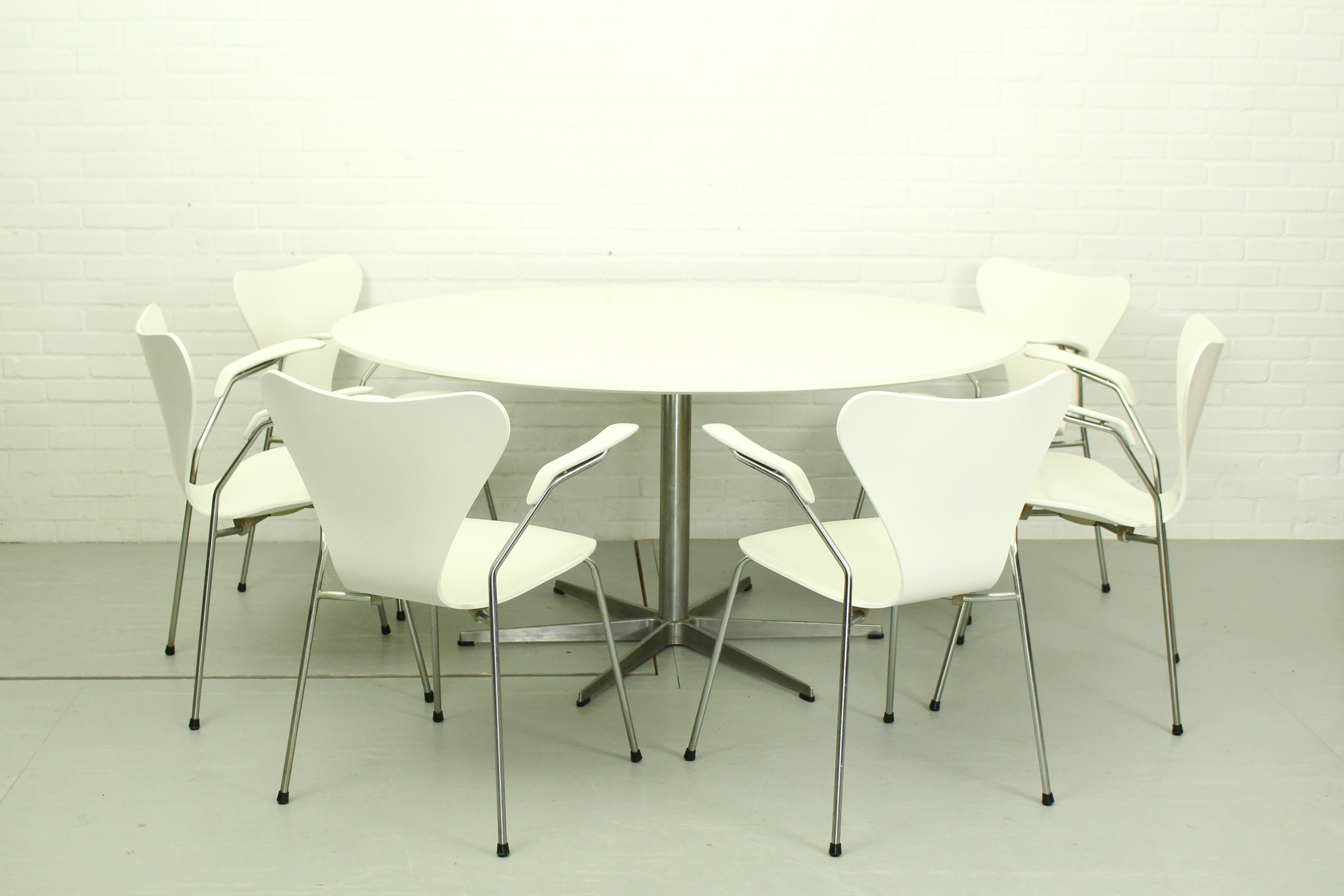 Set of 6 dining chairs, model 3207, with armrests. The chairs are in great vintage condition. Combined with a dining table Model A825. White laminate with chrome base. Both chairs and table designed by Arne Jacobsen. Made by Fritz Hansen in Denmark