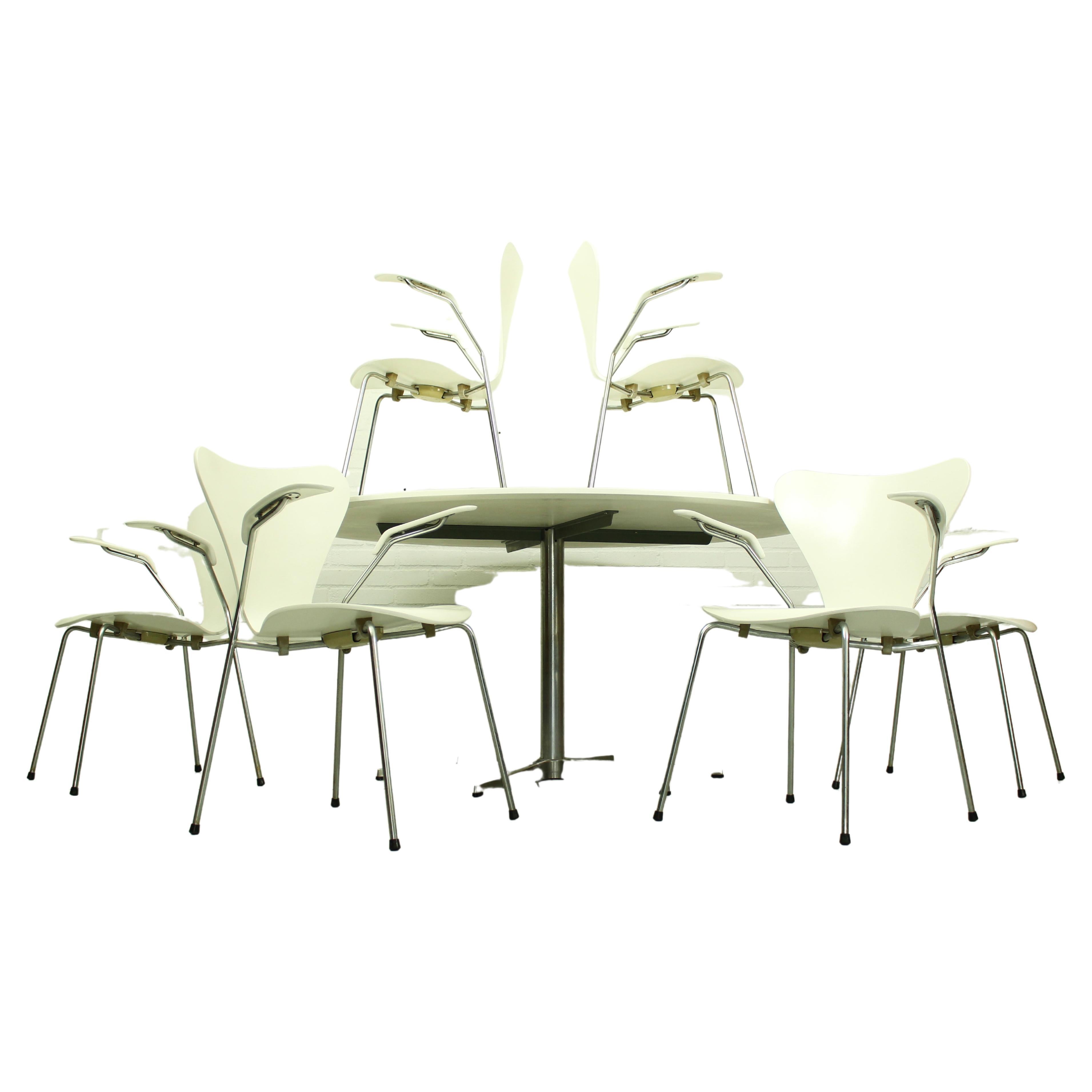 Set of 6 Arne Jacobsen 3207 Armchairs + Dining Table A826 by Jacobsen for Hansen For Sale