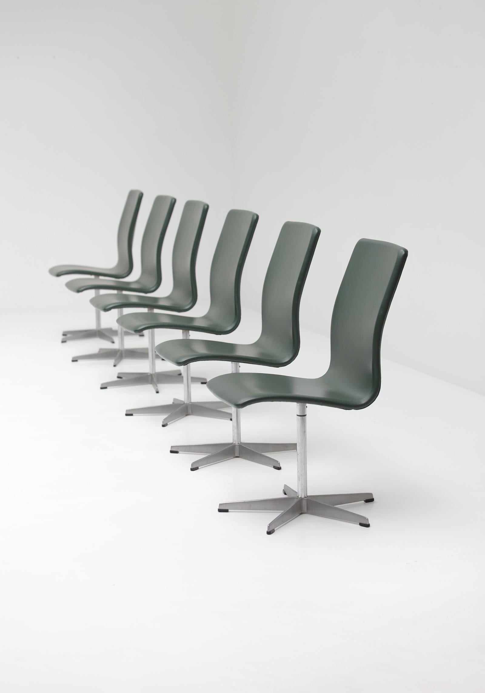 Set of 6 Arne Jacobsen Oxford dining or office swivel chairs for Fritz Hansen. The chairs come straight from the original owner who preserved these chairs very well. They have their original moss green leather upholstery. The chrome has a normal