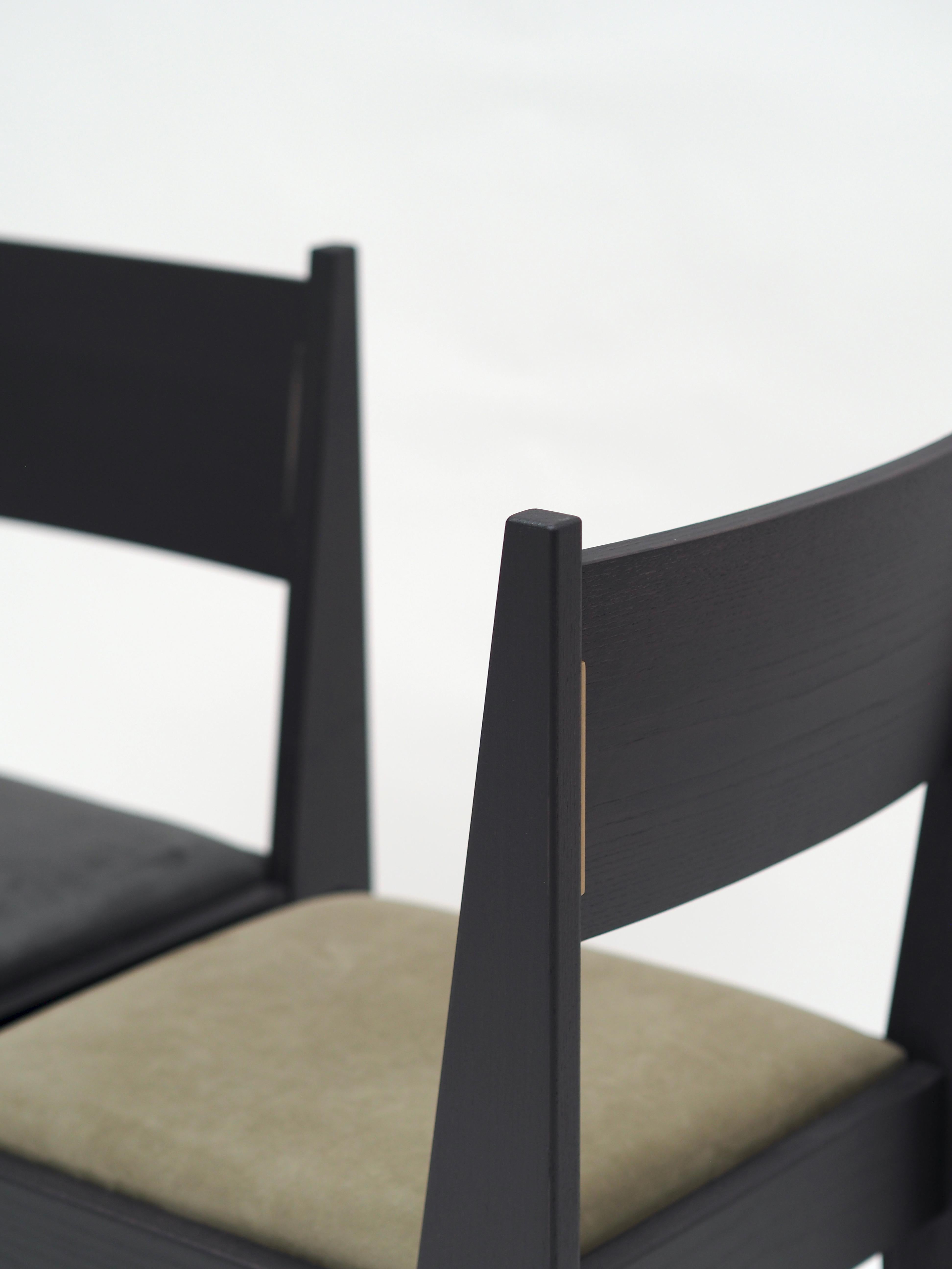 Satz von 6 Art-Déco-Stühlen, schwarzes Eschenholz, Lederpolsterung und Messingdetails (Belgisch) im Angebot