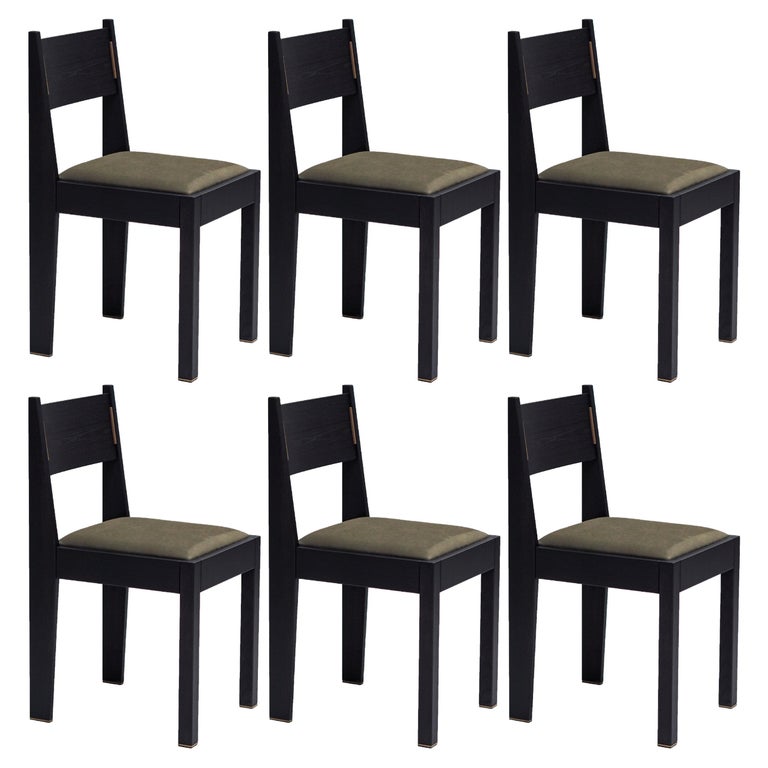 Ensemble de 6 chaises Art Déco, bois de frêne noir, tapisserie en cuir et  détails en laiton En vente sur 1stDibs