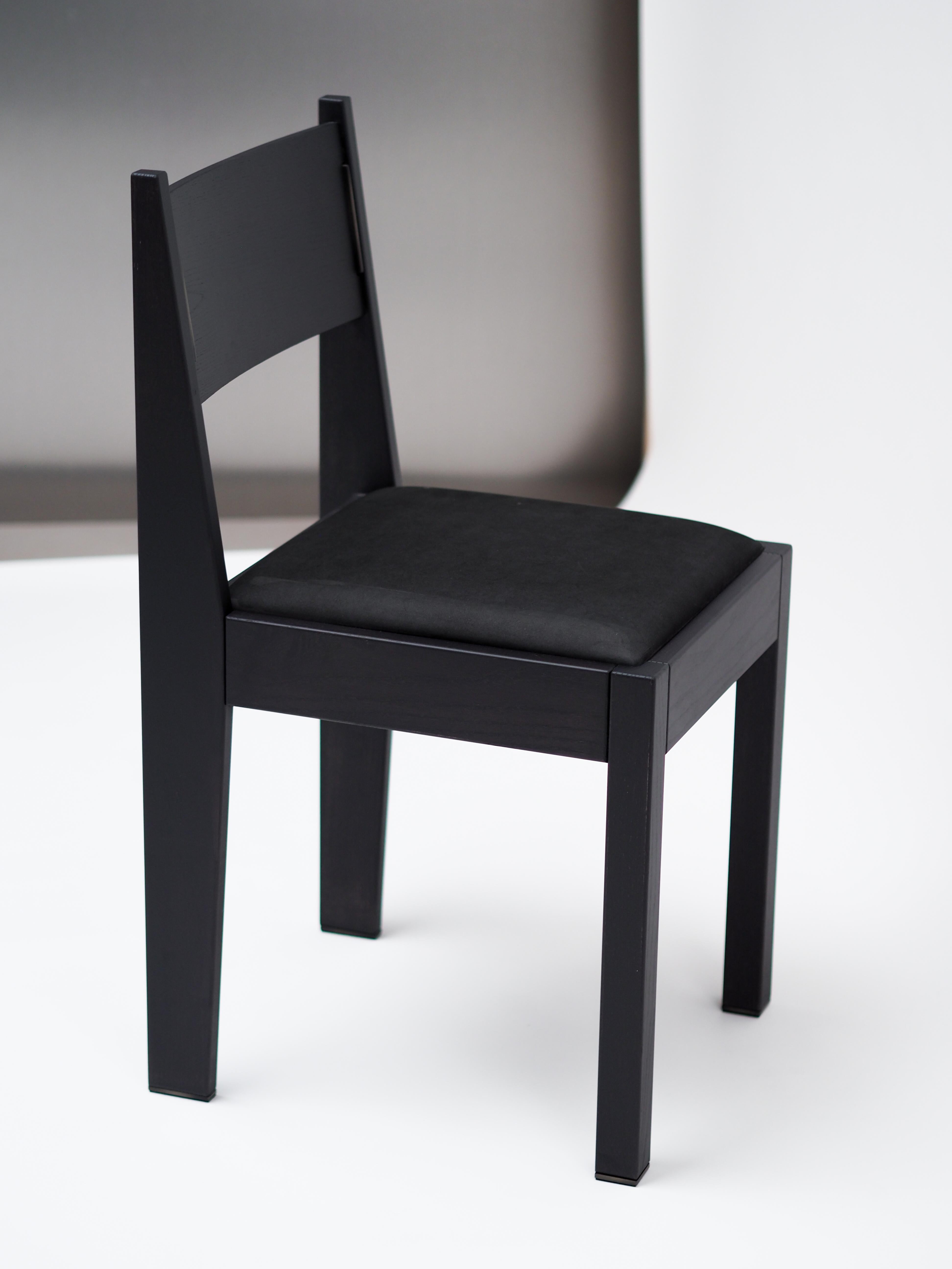 Satz von 6 Art-Déco-Stühlen, schwarzes Eschenholz, Lederpolsterung und Bronzedetails im Angebot 4