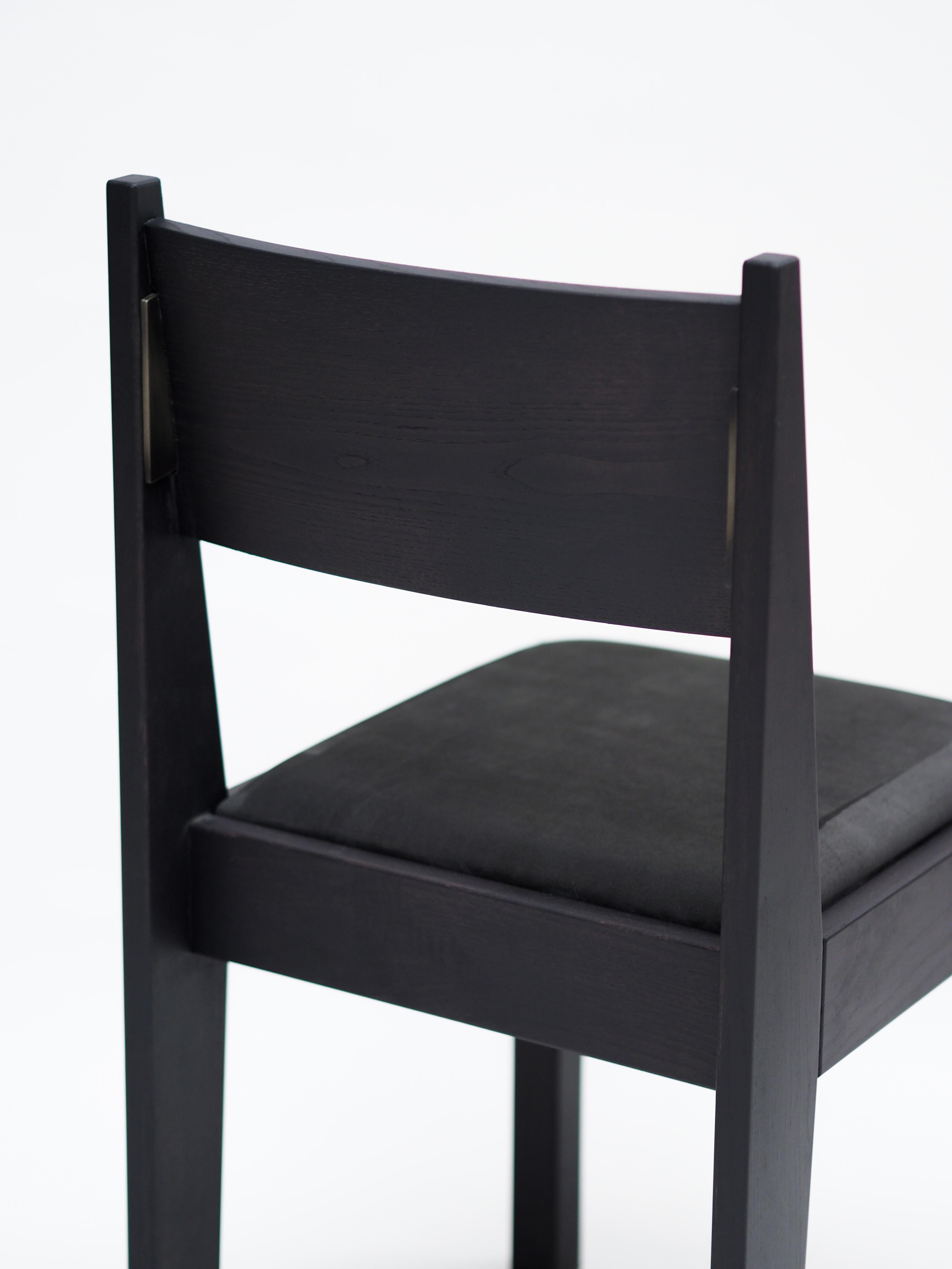 Unser barh Stuhl 01 ist ein klassisches, modernes Design mit feinsten Details. Der von der Art-Déco-Bewegung inspirierte Stuhl sieht vertraut aus, ist zeitlos und passt zu fast jeder Einrichtung. Um das Gesamtbild von barh zu vervollständigen,