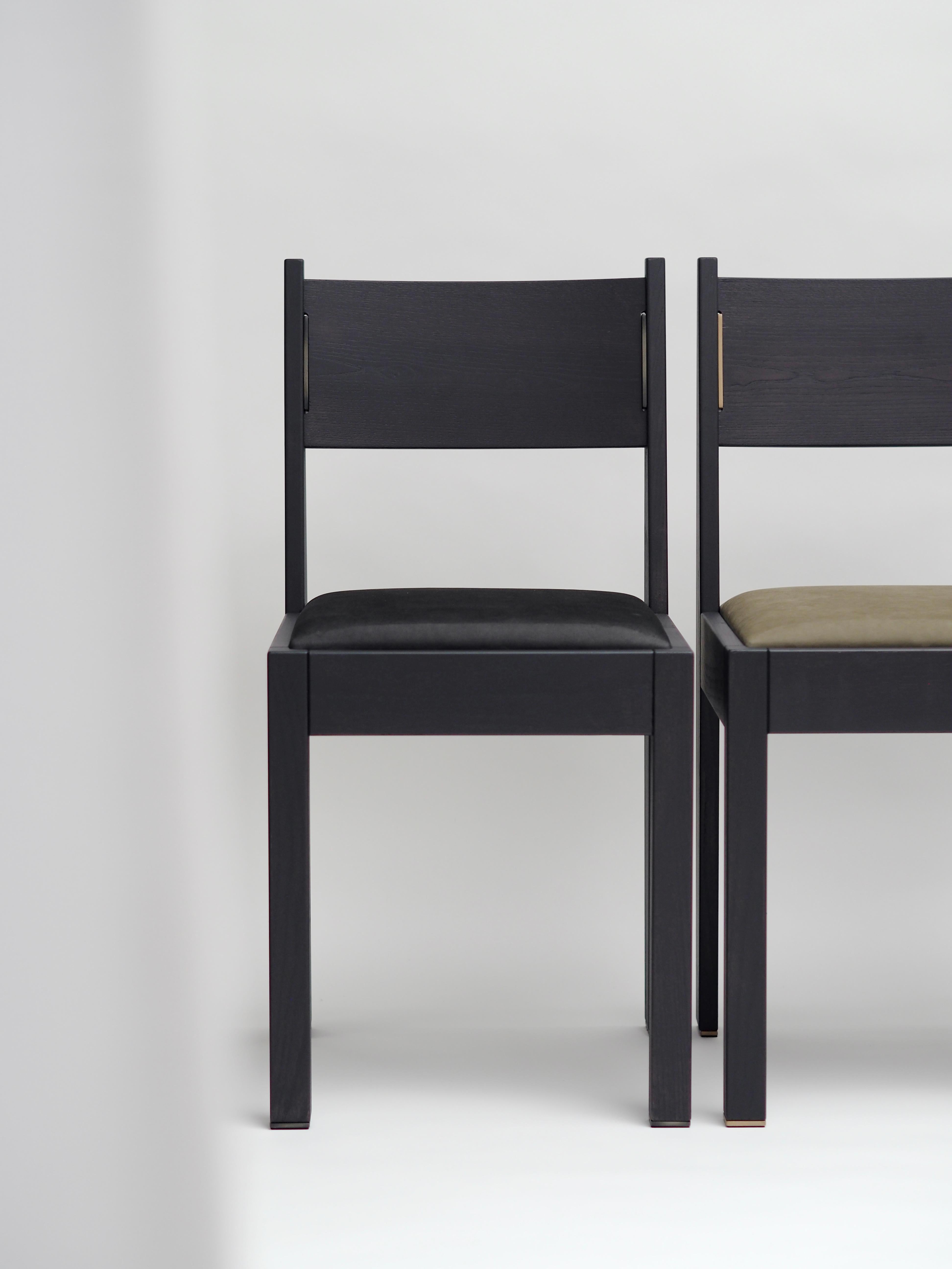 Satz von 6 Art-Déco-Stühlen, schwarzes Eschenholz, Lederpolsterung und Bronzedetails (Belgisch) im Angebot