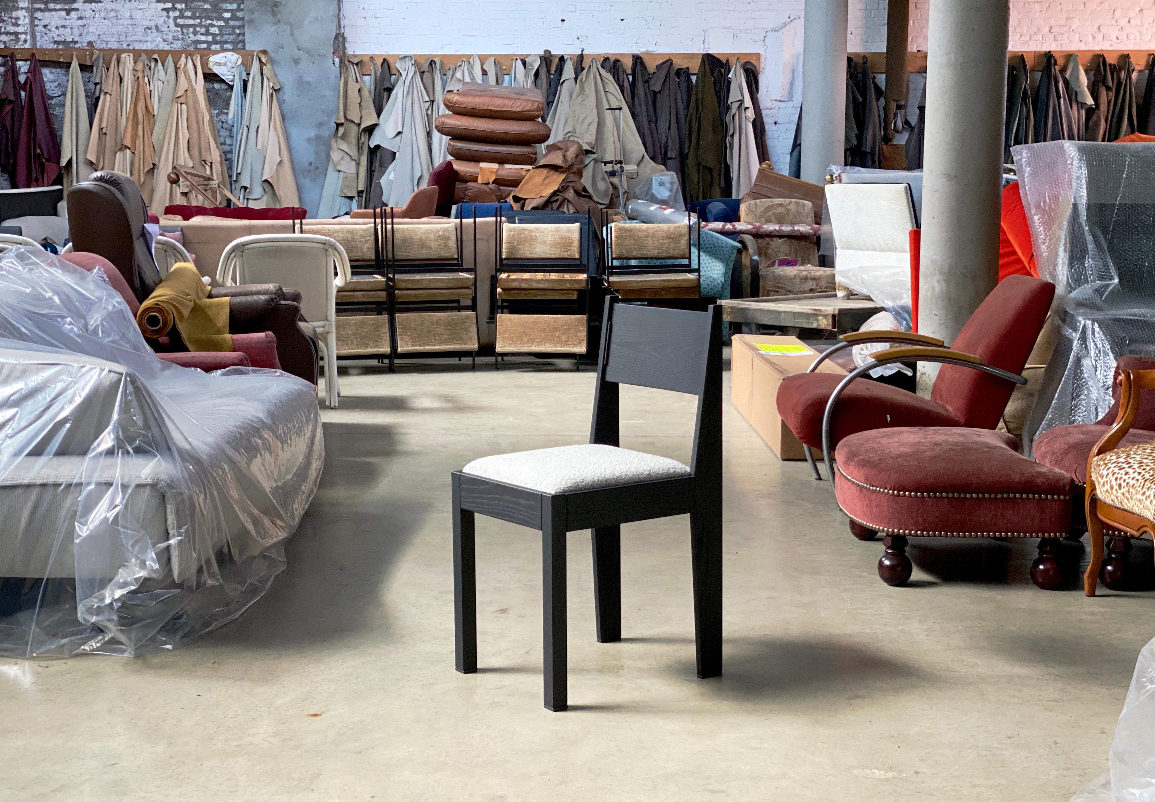 Satz von 6 Art-Déco-Stühlen, schwarzes Eschenholzholz, gepolsterter Sitzfläche und Bronzedetails im Angebot 9