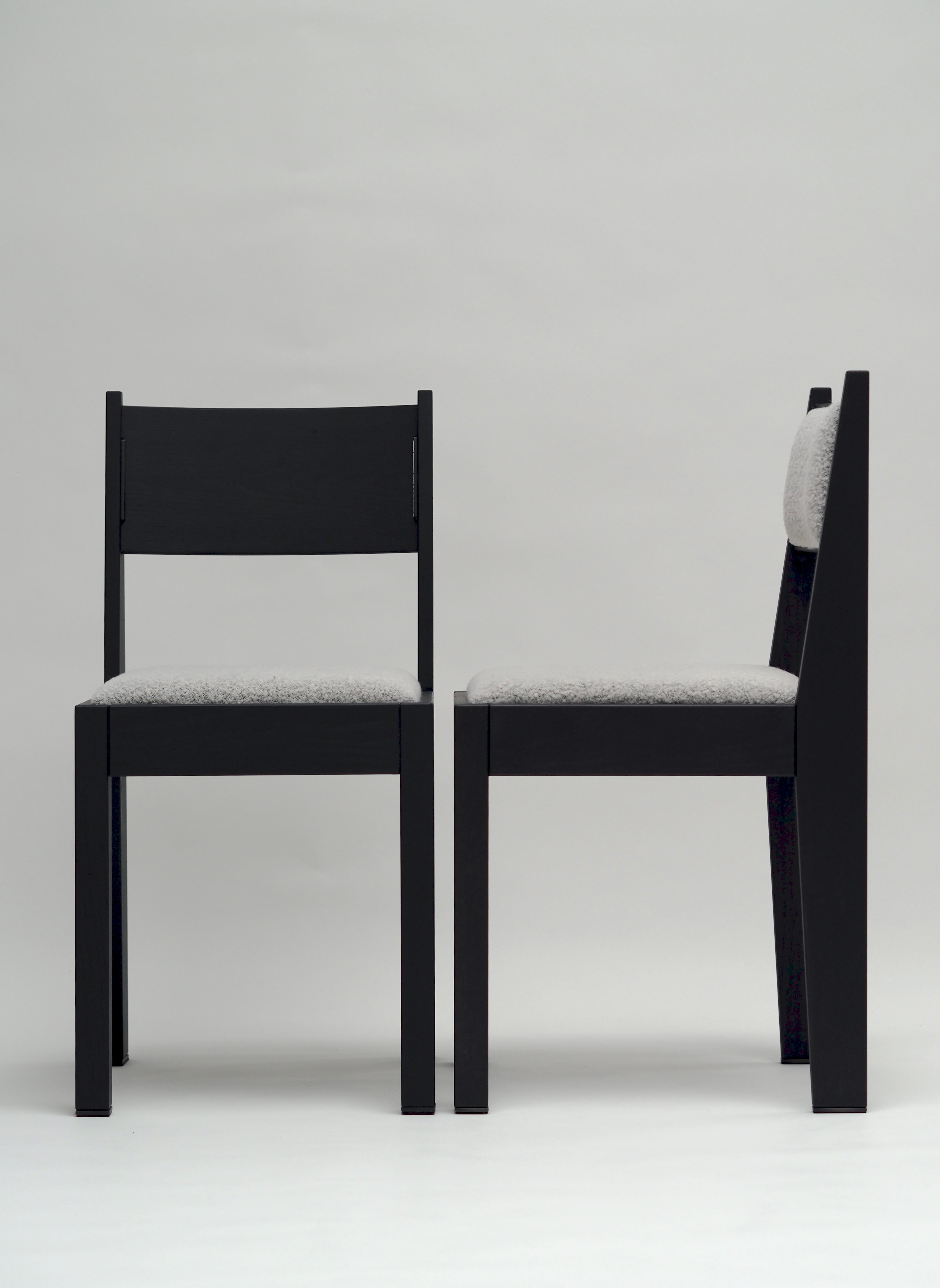Satz von 6 Art-Déco-Stühlen, schwarzes Eschenholzholz, gepolsterter Sitzfläche und Bronzedetails (Belgisch) im Angebot