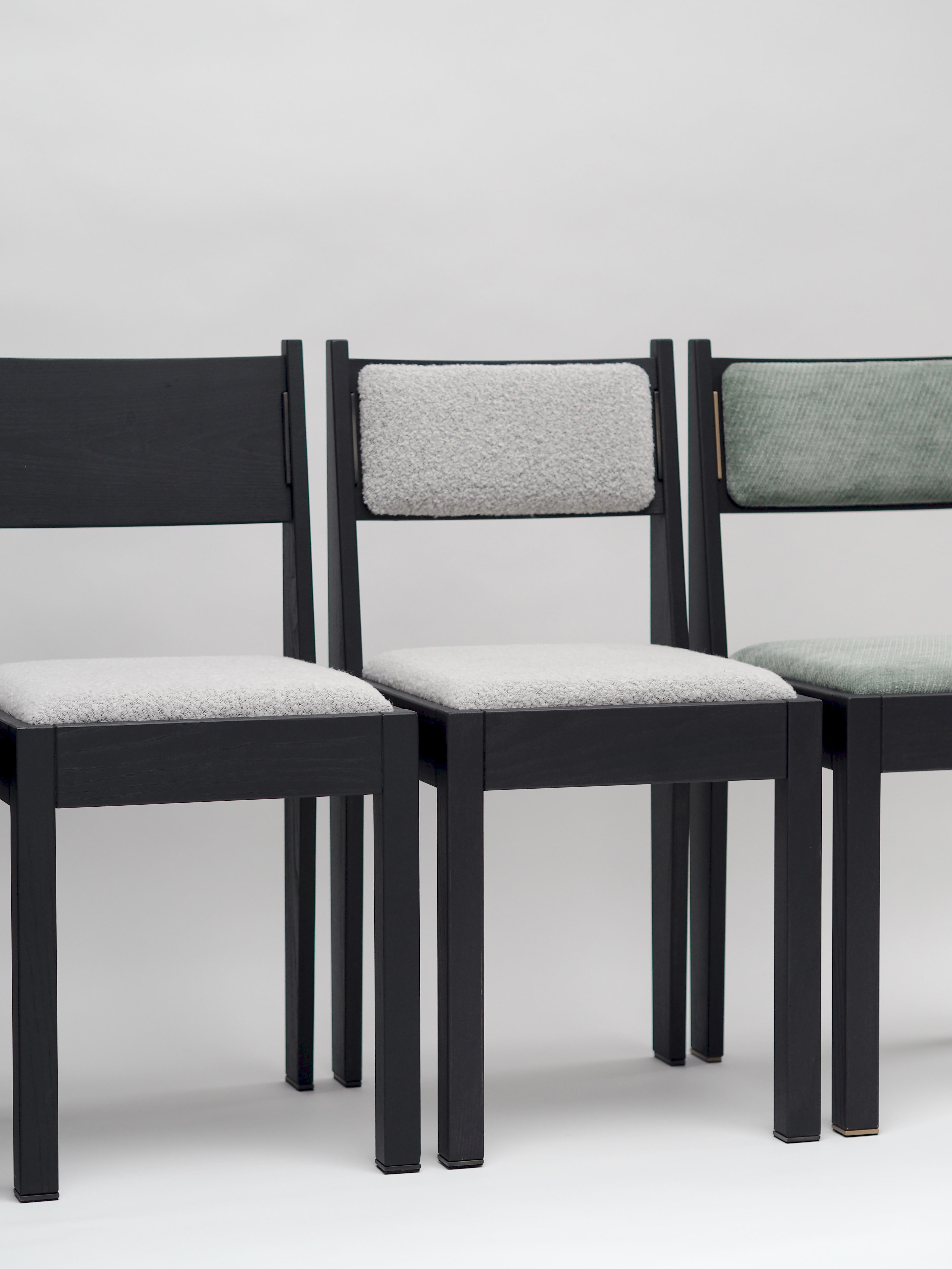 Ensemble de 6 chaises Art Déco, bois de frêne noir, tapisserie blanche et détails en bronze en vente 4