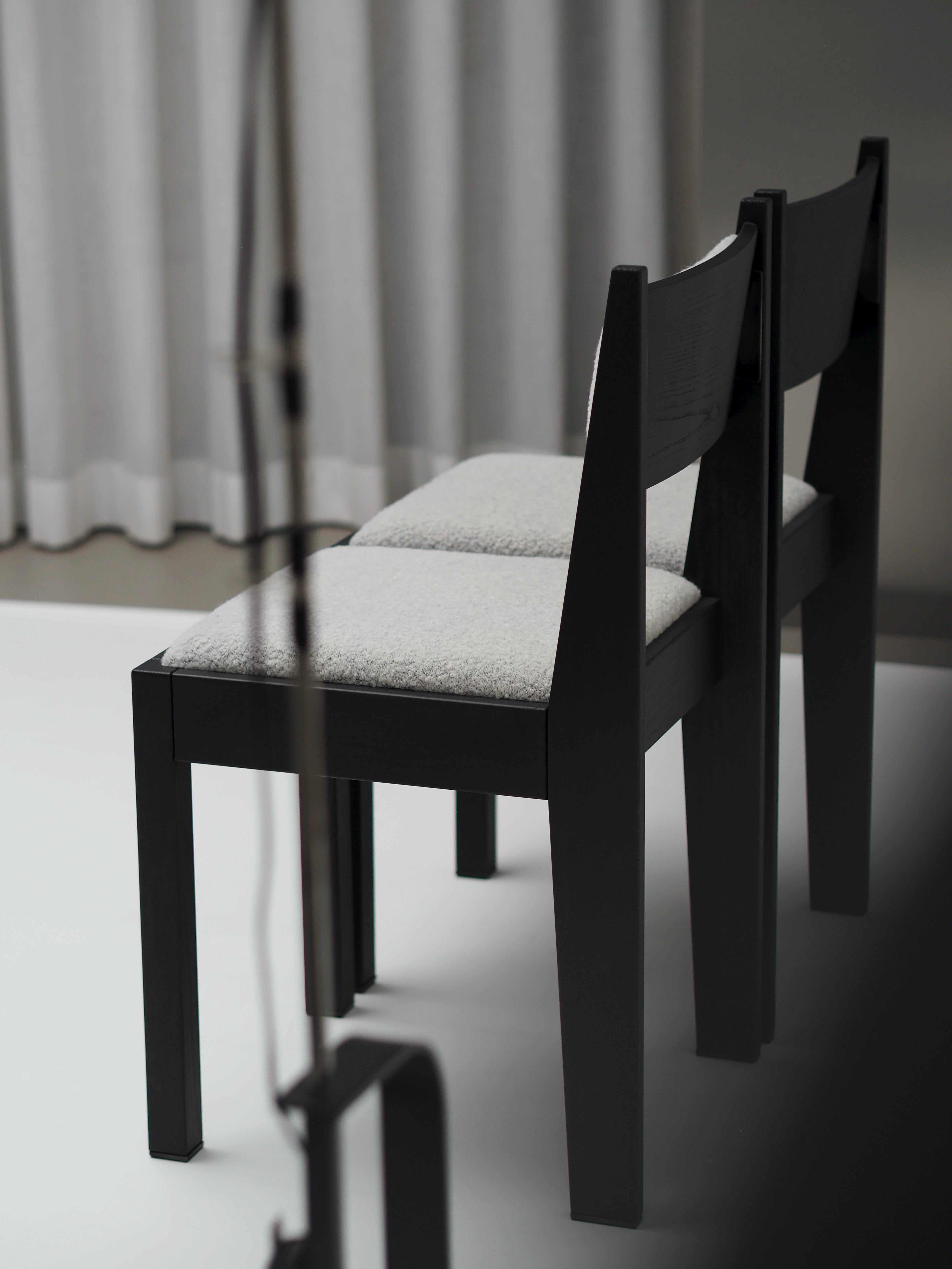 Ensemble de 6 chaises Art Déco, bois de frêne noir, tapisserie blanche et détails en bronze en vente 6