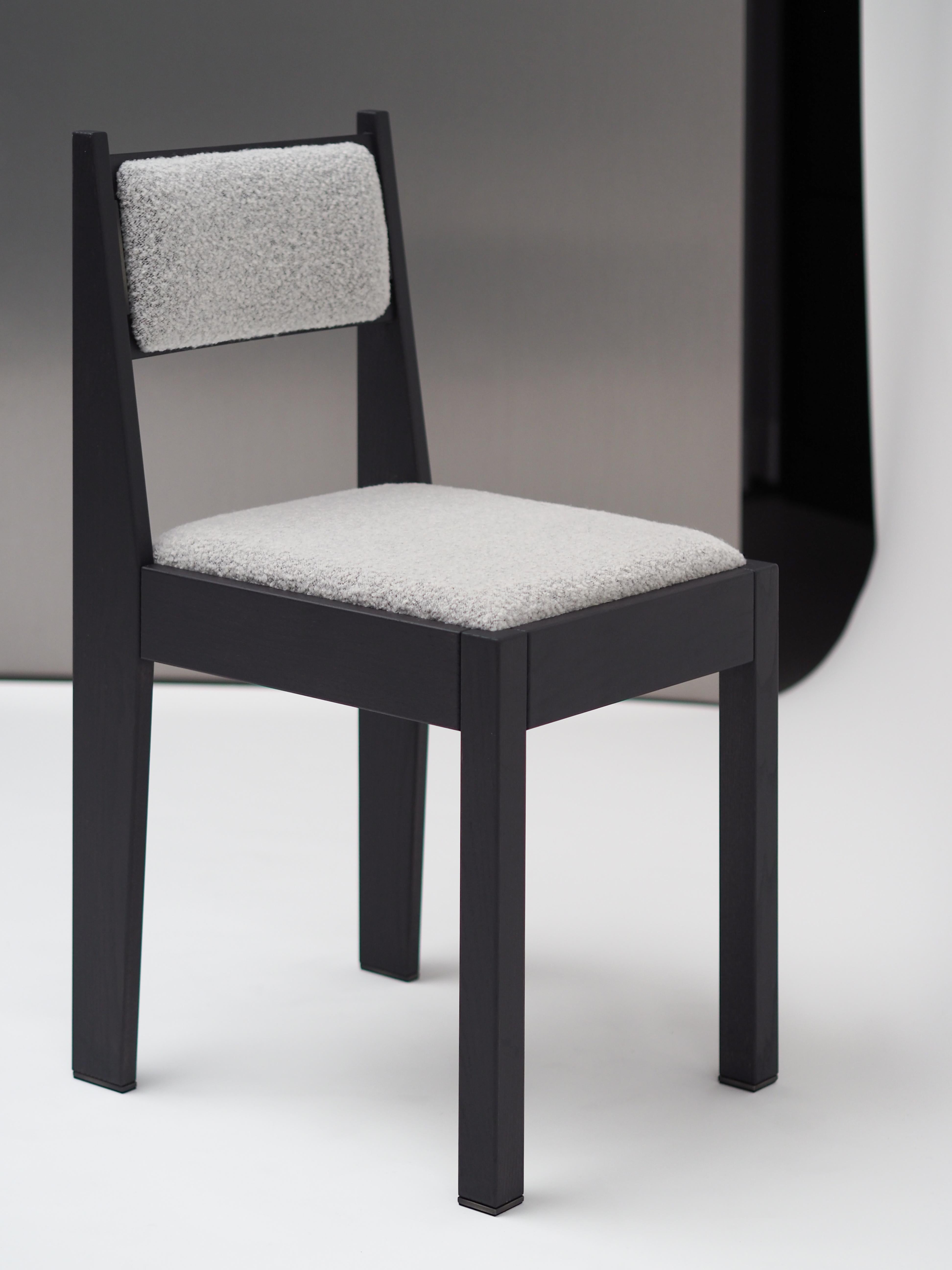 Unser barh Stuhl 01 ist ein klassisches, modernes Design mit feinsten Details. Der von der Art-Déco-Bewegung inspirierte Stuhl sieht vertraut aus, was ihn zeitlos macht und zu fast jeder Einrichtung passt. Um das Gesamtbild von barh zu