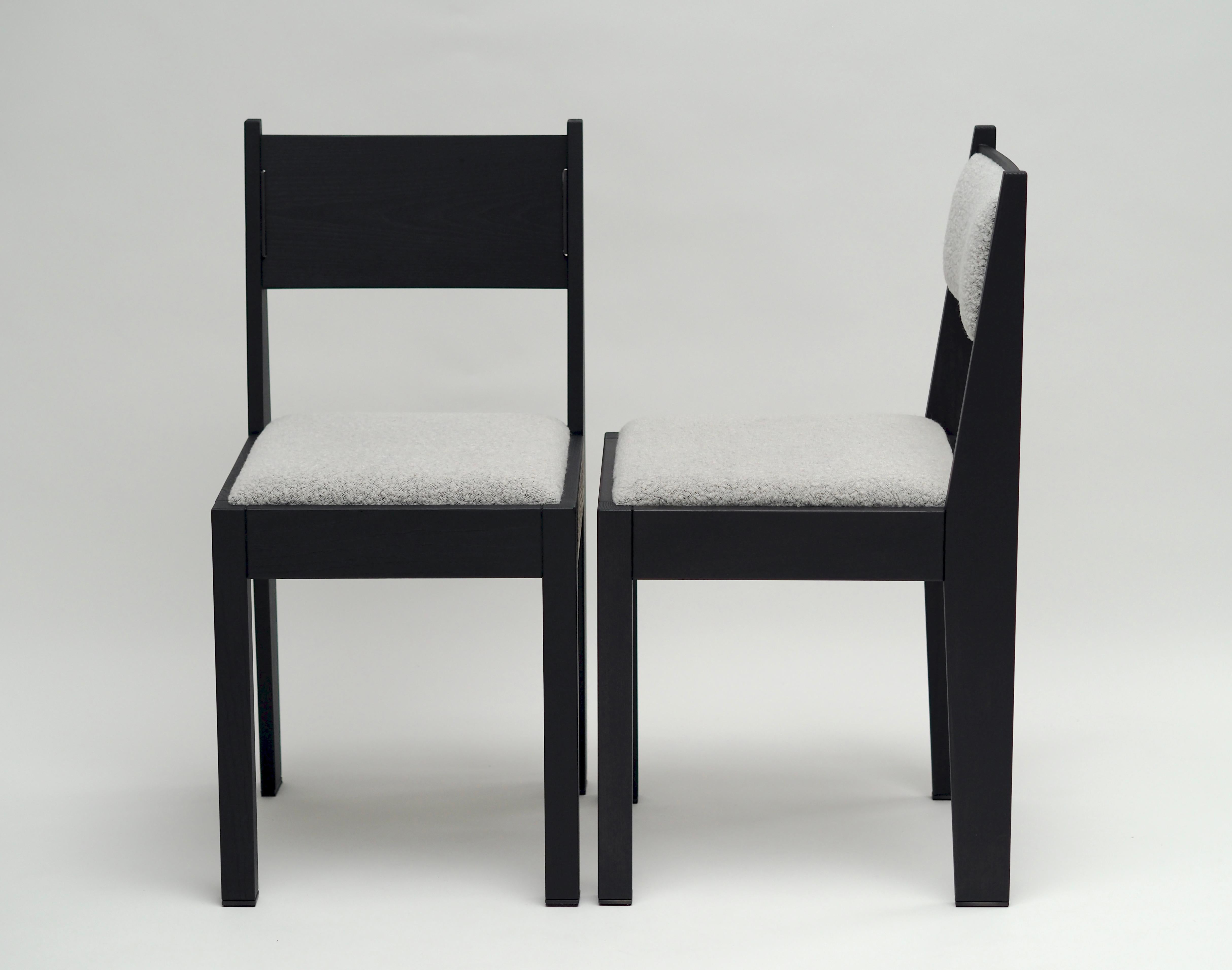 Satz von 6 Art-Déco-Stühlen, schwarzes Eschenholz, weiße Polsterung und Bronzedetails (Belgisch) im Angebot