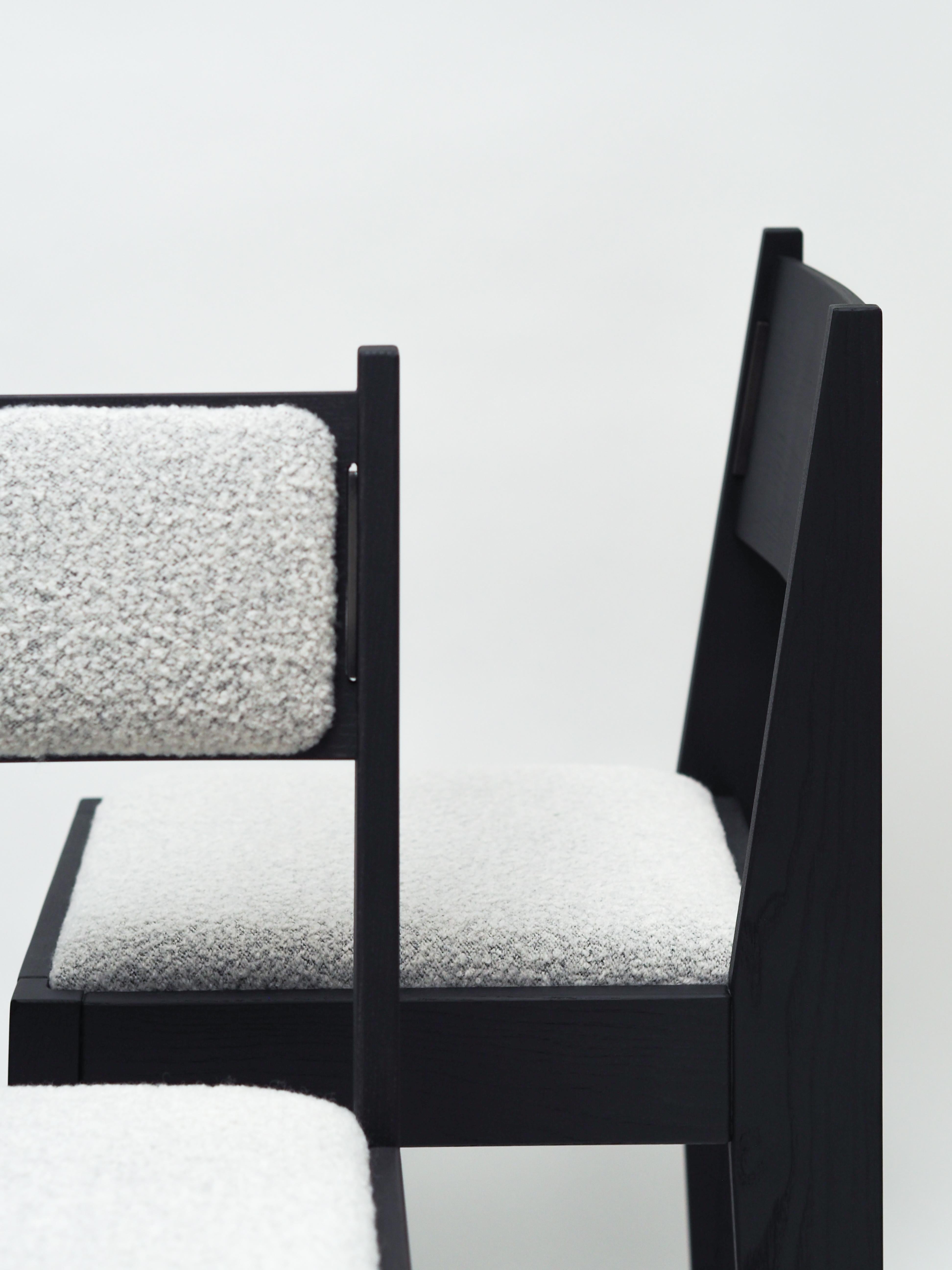 Ensemble de 6 chaises Art Déco, bois de frêne noir, tapisserie blanche et détails en bronze en vente 1