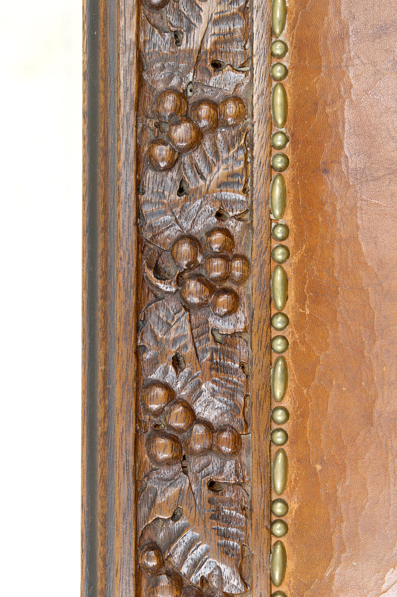 Pelle Set di 6 sedie Art Carved in noce intagliato, att. Gauthier-Poinsignon, CIRCA 1920 in vendita