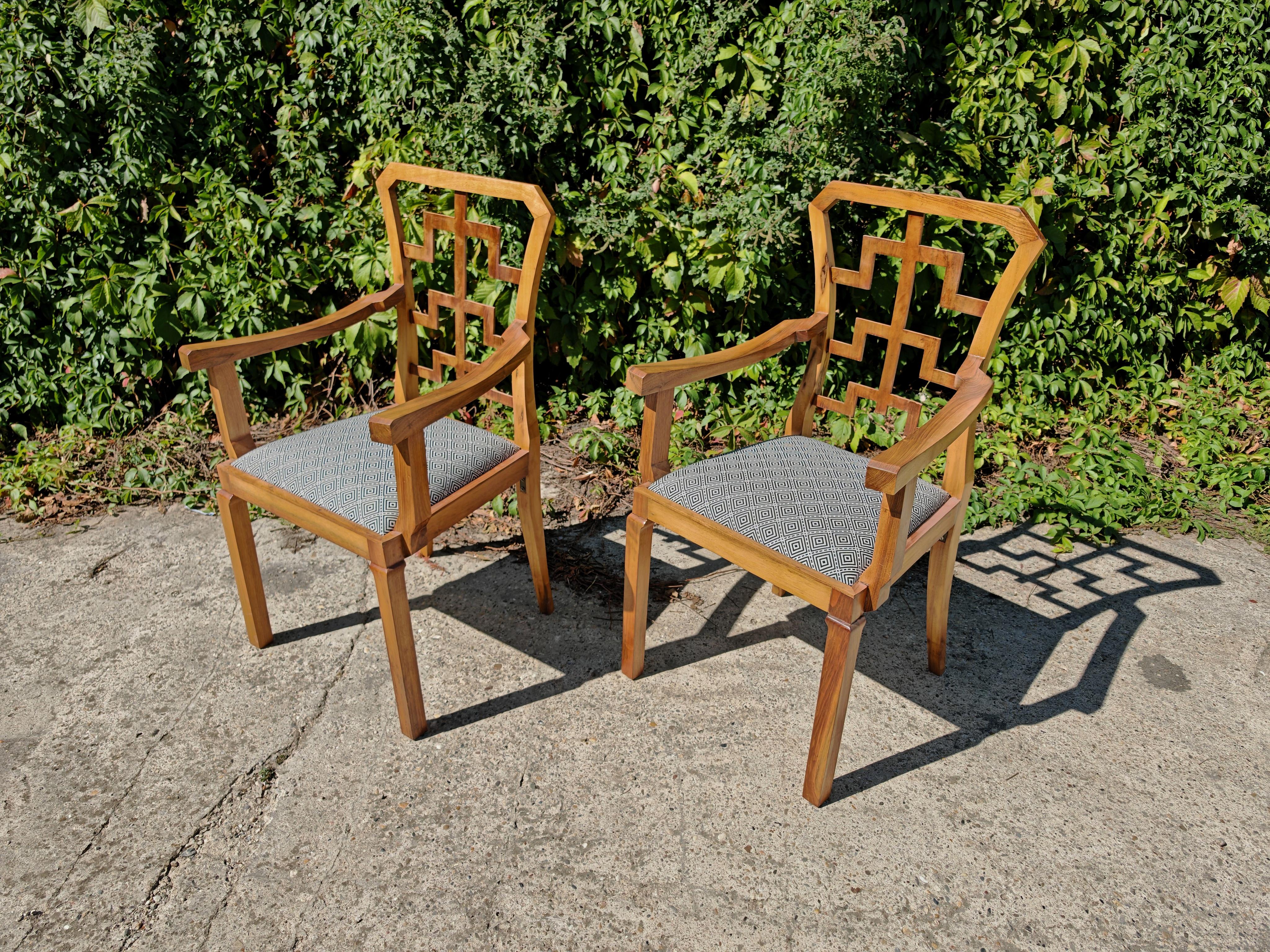 In questo annuncio troverai un set di sedie da pranzo Art Deco unico nel suo genere, composto da 4 sedie e 2 poltrone. Presentano splendidi schienali in compensato di noce. Al momento le sedie non sono dotate di tessuto (i sedili sono disponibili,