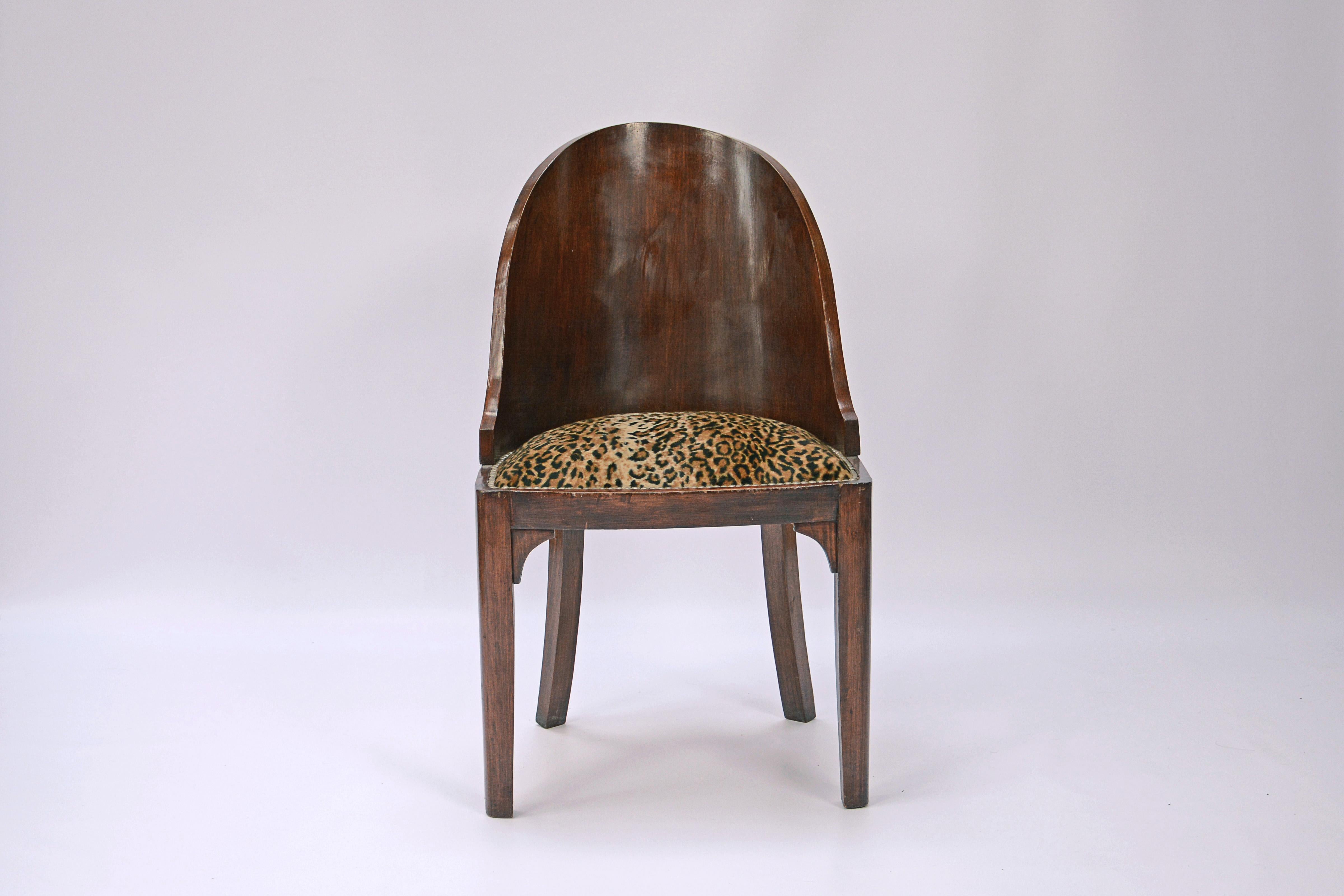 Ensemble de 6 chaises Art Déco. Bois de noyer et tapisserie d'ameublement à motif animalier.

France, CIRCA 1930
