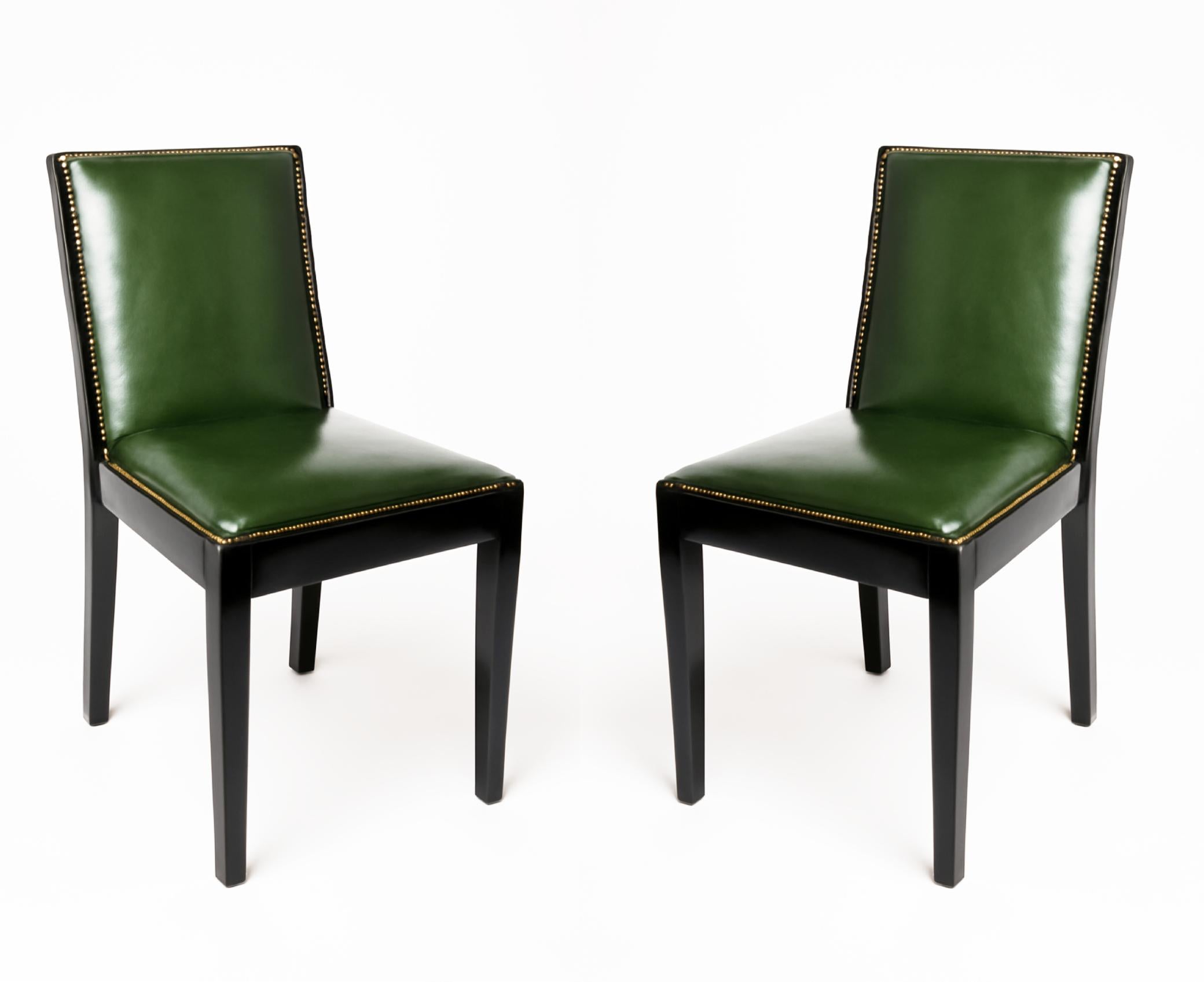 Set di 6 sedie con impiallacciatura in lacca nera e rivestimento in pelle verde e borchie tradizionali.
Sedie solide, strutture revisionate da Carpenter.

Altezza: 33,07 pollici (84 cm)
Larghezza: 18,11 pollici (46 cm)
Profondità: 39 cm (15,35