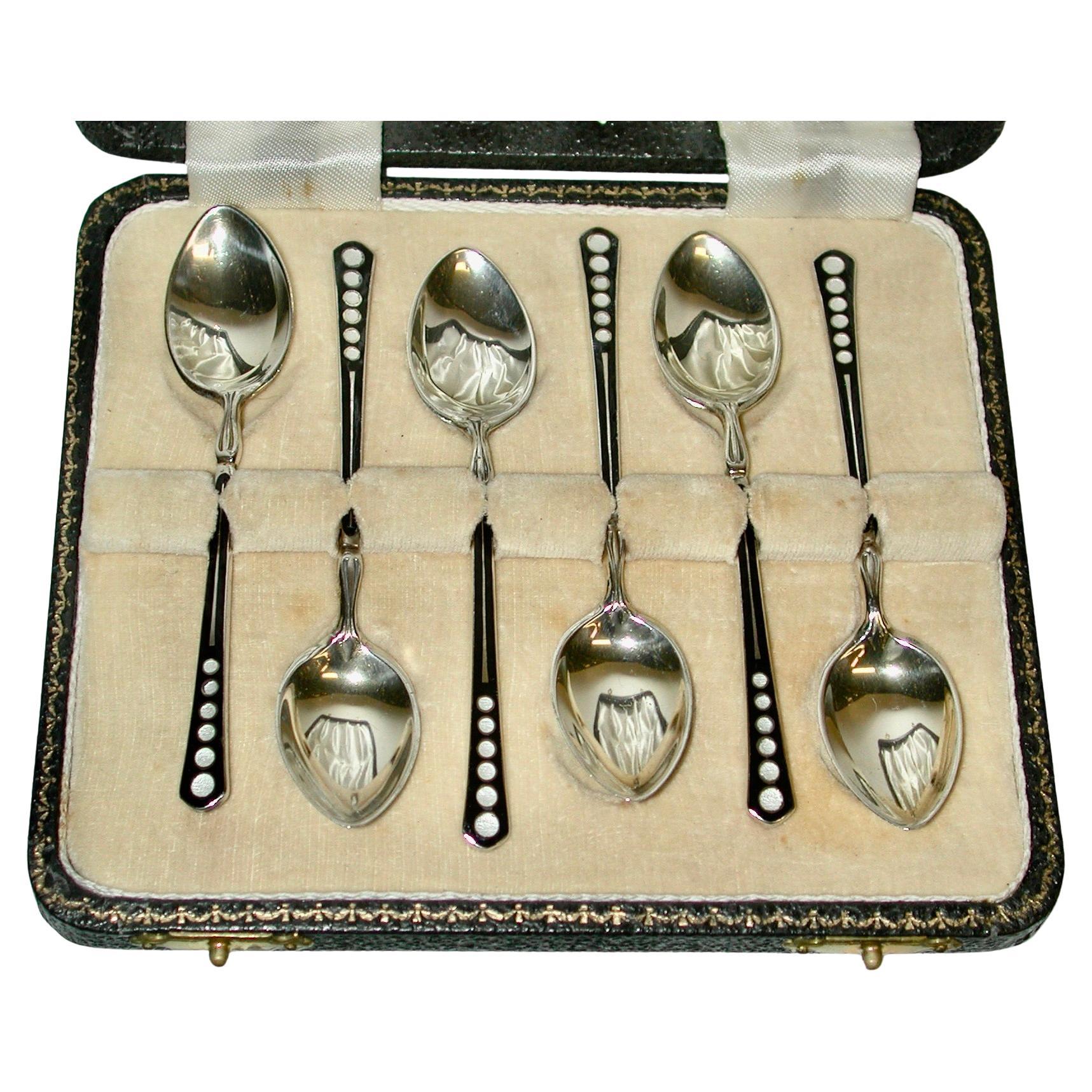 Set di 6 cucchiaini da caffè Art Deco in argento e smalto Turner & Simpson 1948
Saggiato a Birmingham
Bel design futuristico sulle maniglie.
Smalto di buona qualità.