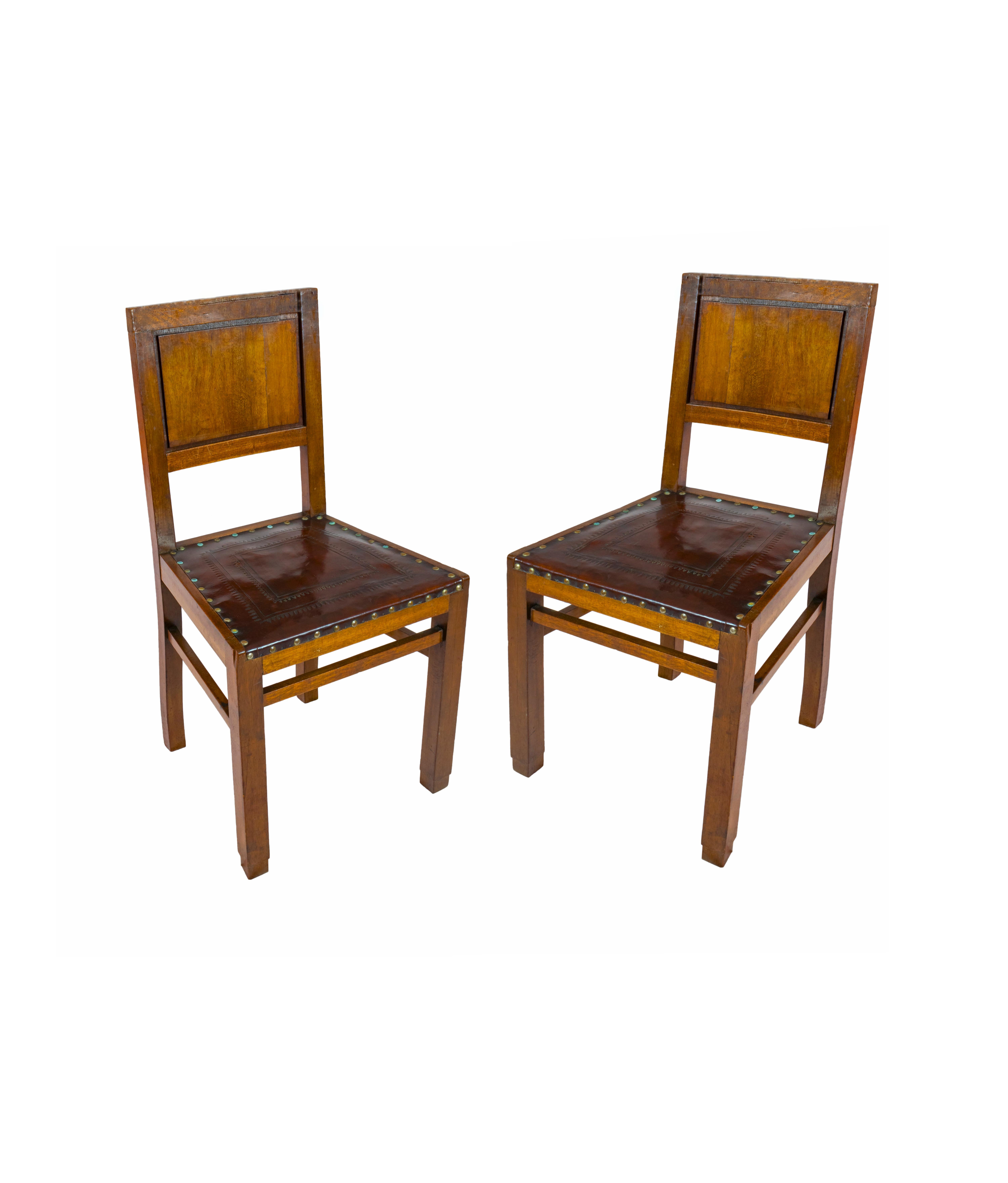 Un set di quattro eleganti sedie da tavola in noce.
Un ottimo esempio di rivestimento in pelle e borchie rotonde in metallo, rivisto di recente da un professionista.
