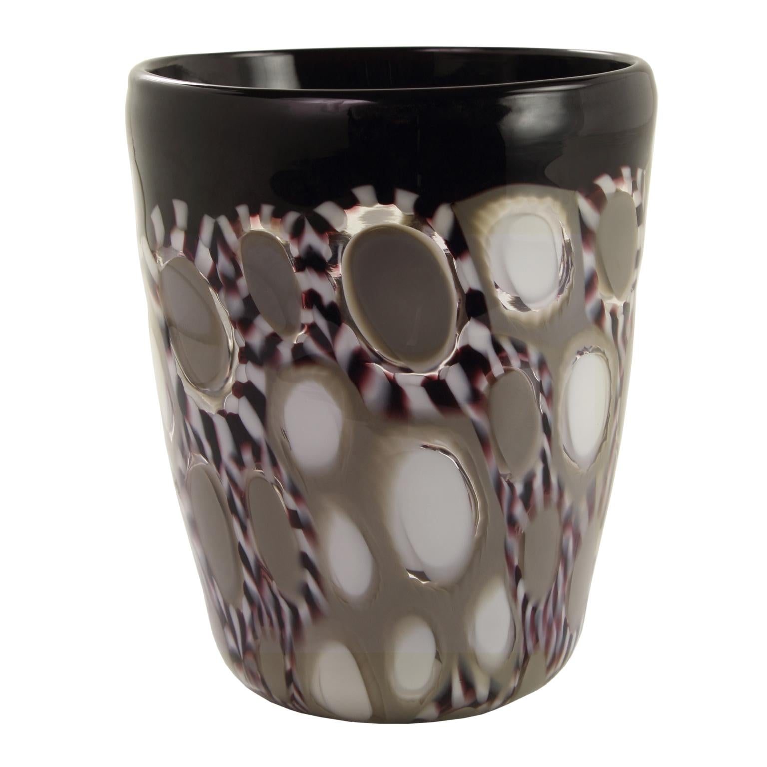 Diese künstlerischen Gläser sind handgefertigt von der Meisterin mit Murrine, schwarz-weiß und schwarzer Paste Rand. 
Jedes Stück unterscheidet sich vom anderen und weist eine einzigartige Kombination dieser Materialien und Farben auf.

Kostbare